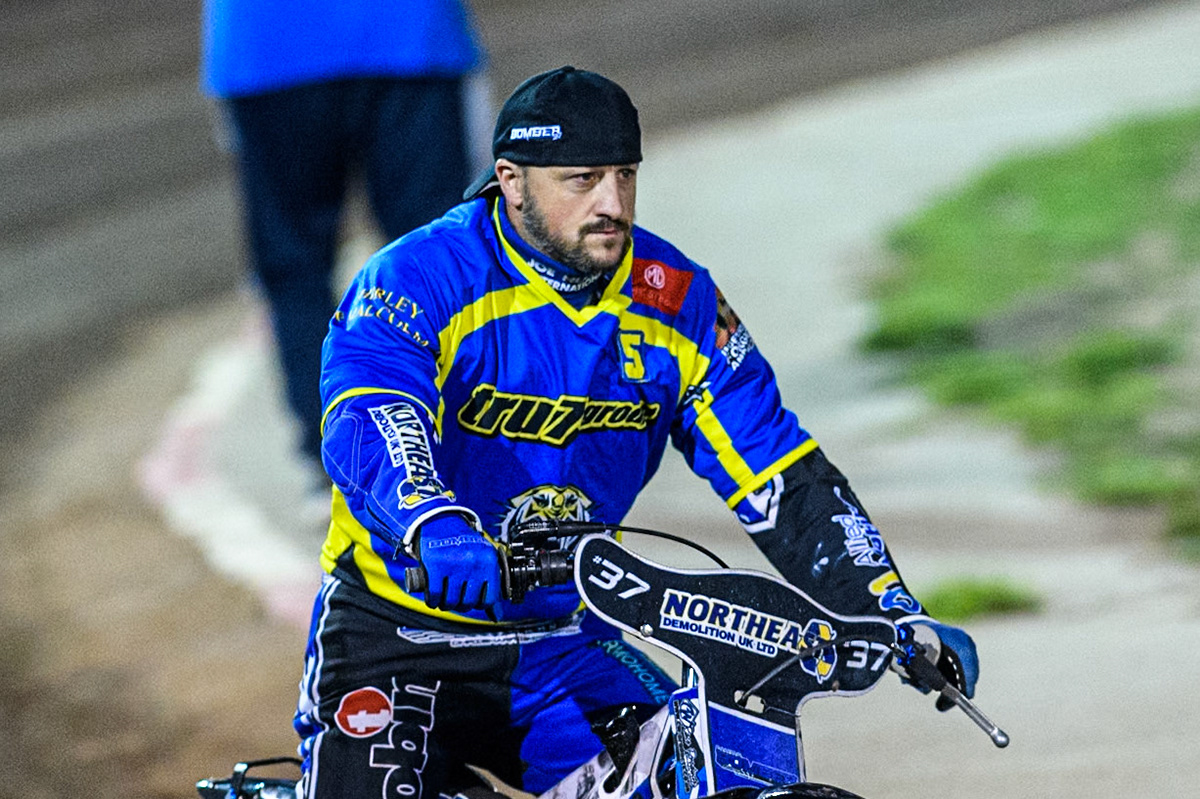 Sheffield Tigers' Guest Rider Chris Harris  on the parade lap during the Rowe Motor Oil Premiership Play Off Semi Final 2nd leg between Sheffield Tigers and Belle Vue Aces at Owlerton Stadium, Sheffield on Thursday 19th September 2024. (Photo: Ian Charles | MI News)