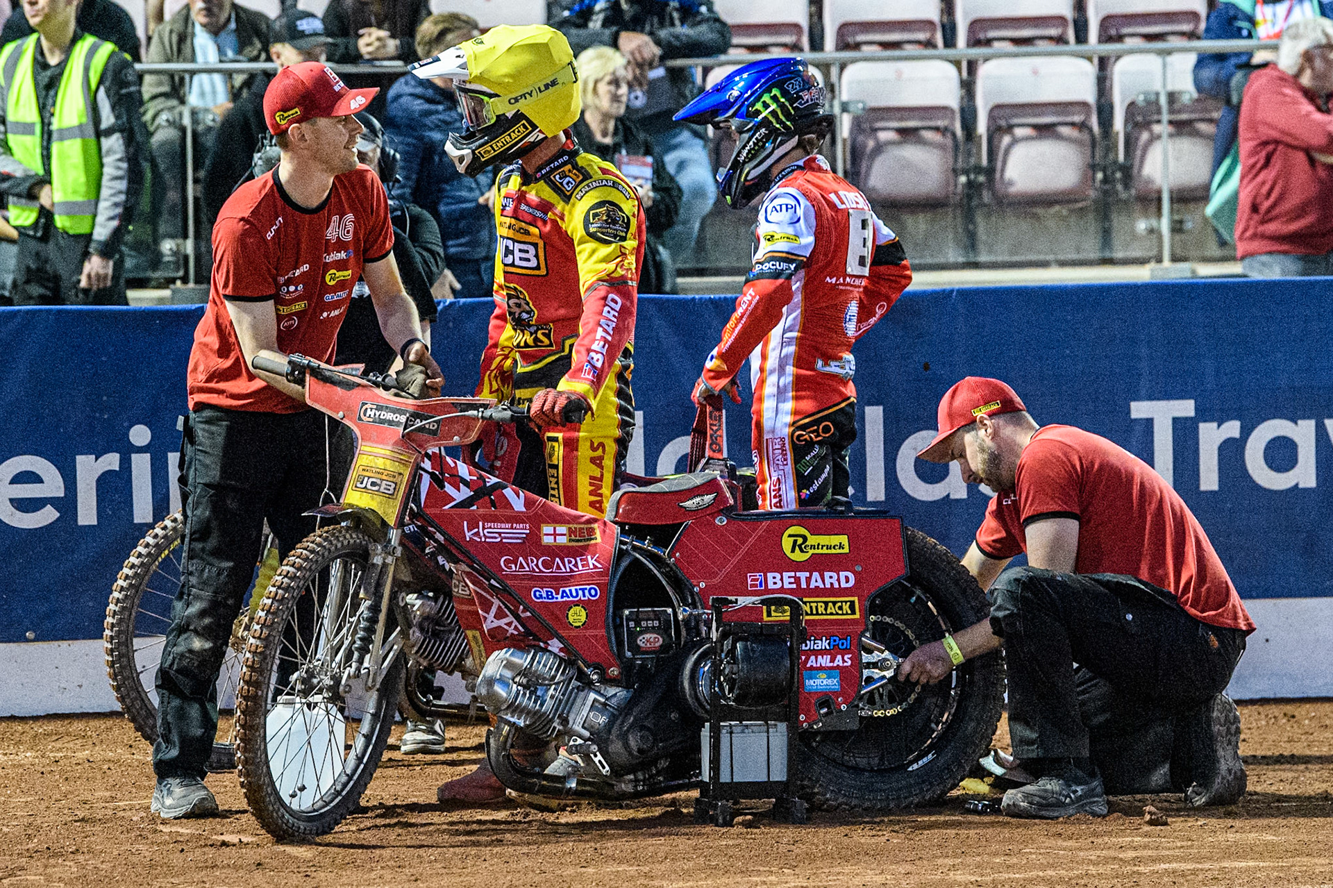 Leicester Lions' Max Fricke waits for the rerun of Heat 15 as his mechanics check his bike during the Rowe Motor Oil Premiership match between Belle Vue Aces and Leicester Lions at the National Speedway Stadium, Manchester on Monday 19th May 2025. (Photo: Ian Charles | MI News)