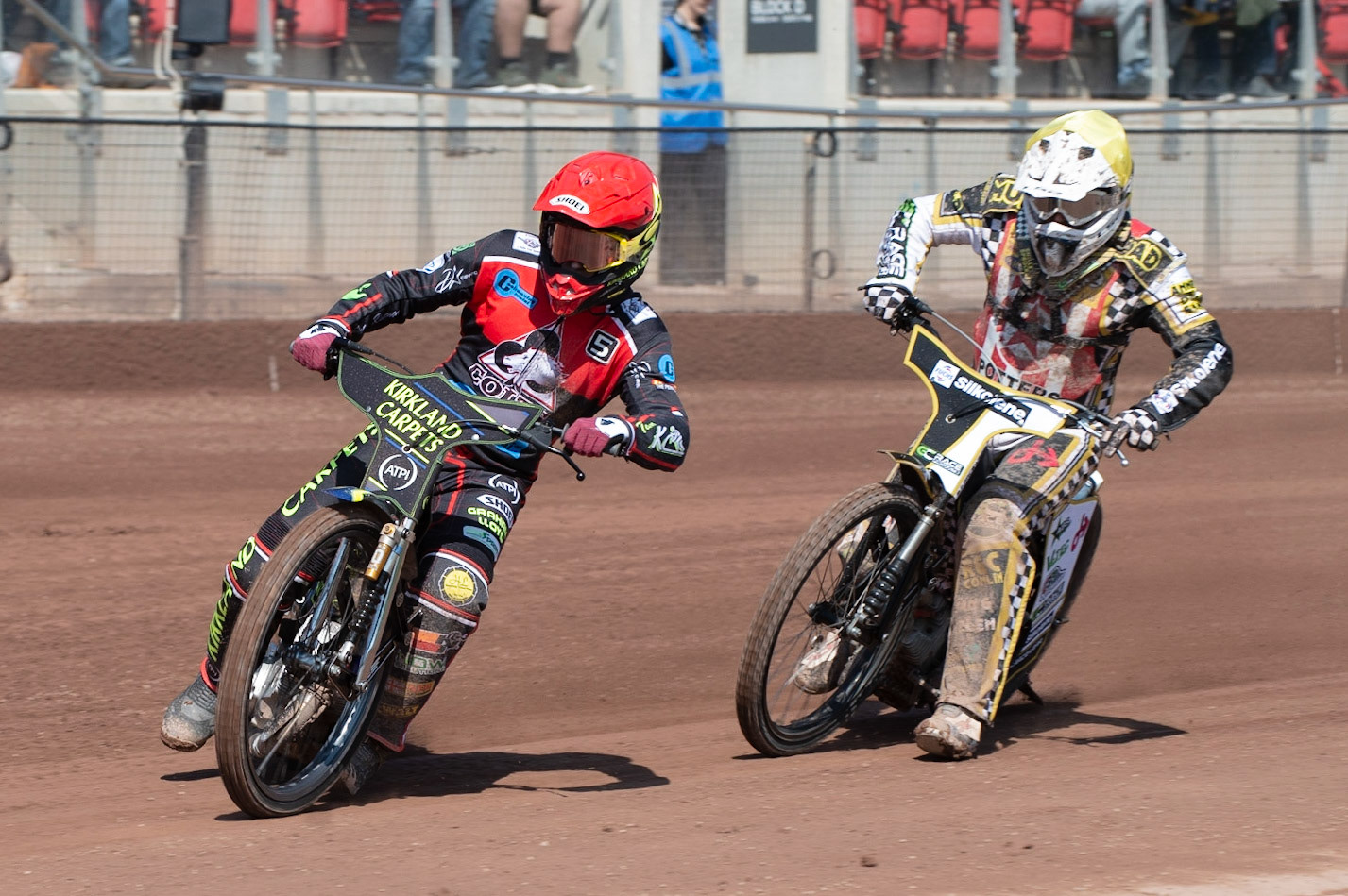 Photo: Ian Charles

Kyle Bickley (Red) tries to shut down Shelby Rutherford (Yellow)

Belle Vue Colts v Stoke Potters, National League, Belle Vue National Speedway Stadium, Manchester, Friday 19  April  2019