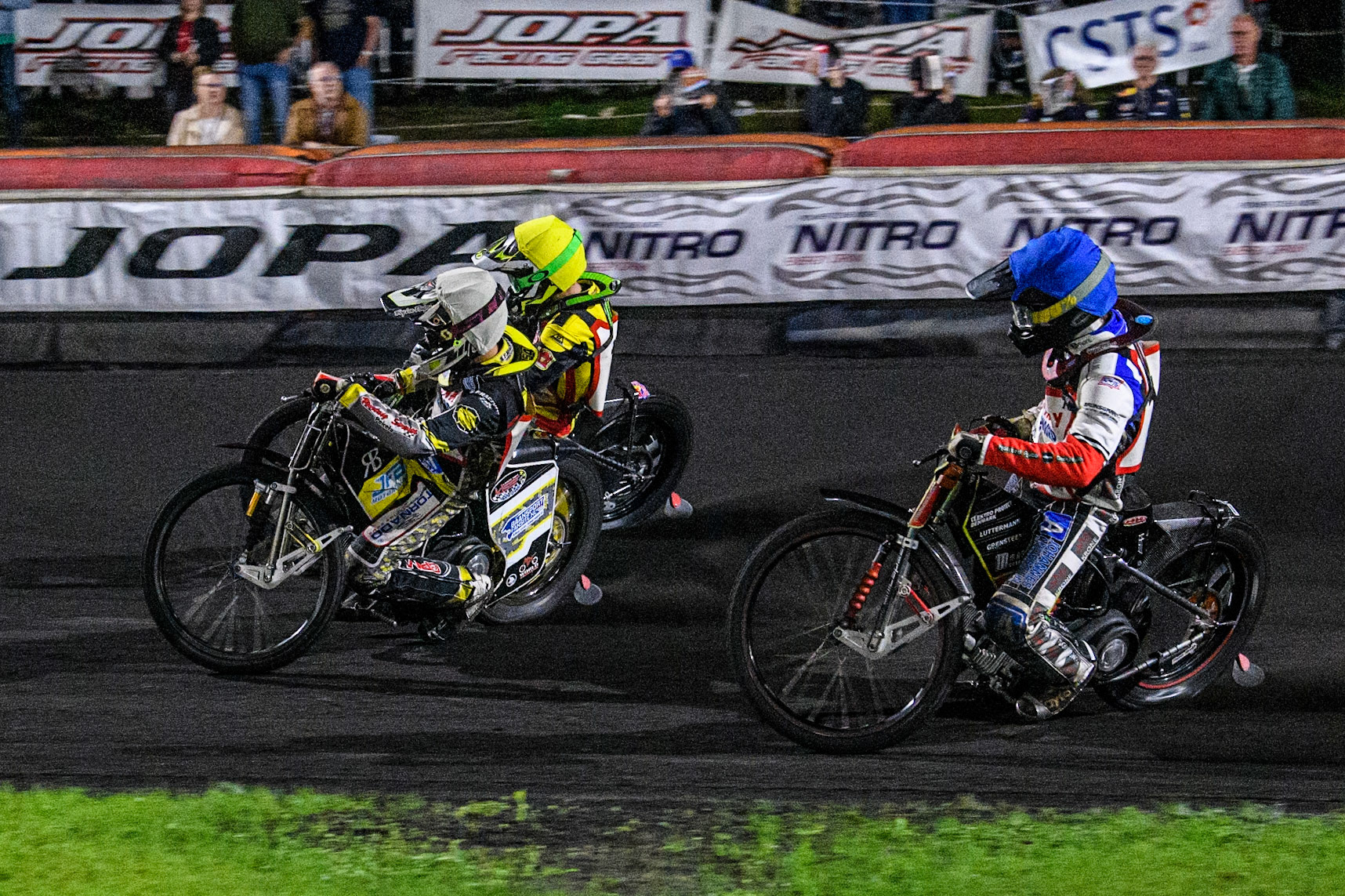 Mika Meijer of The Netherlands in White rides inside Damirs Filimonov of Latvia in Yellow with Patrick Baek of Denmark in Blue behind during the Golden JOPA Helmet at Sportpark Veenoord, Veenoord, Netherlands on Saturday 21st September 2024. (Photo: Ian Charles | MI News)