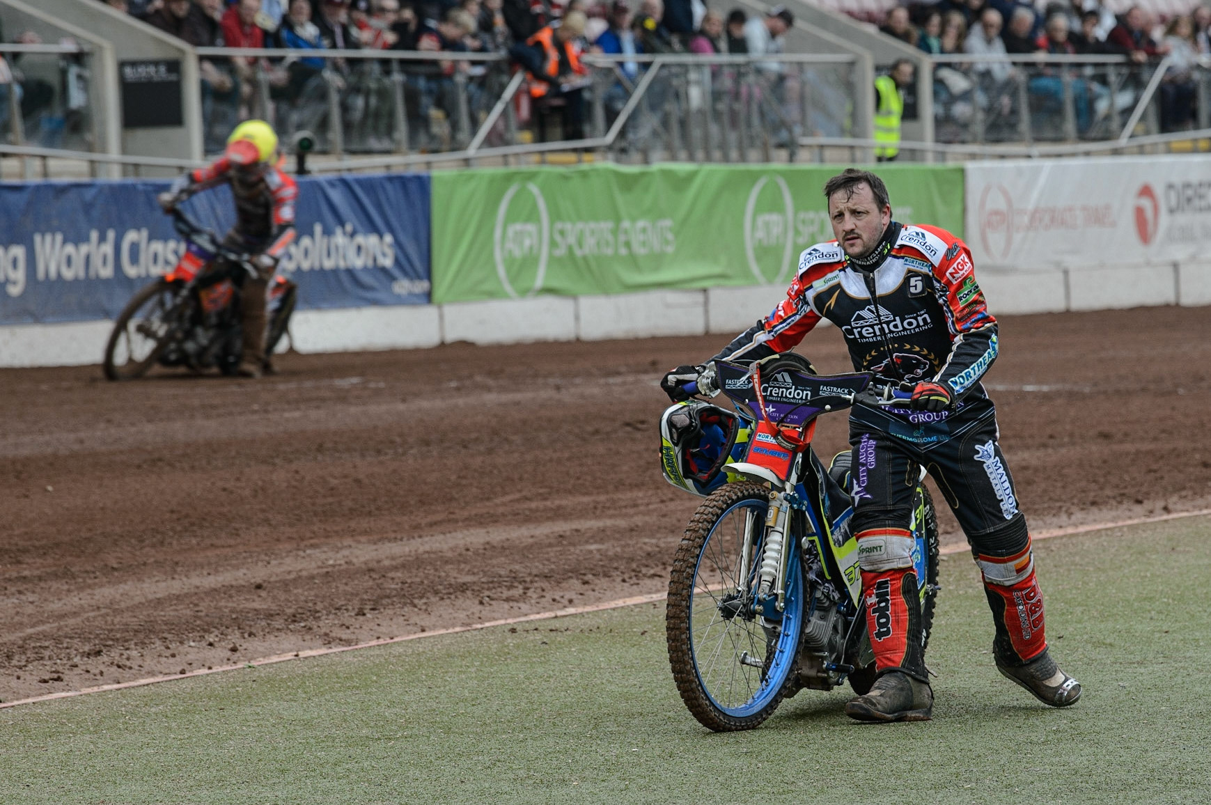 MANCHESTER, UK. MAY 2ND Chris Harris  pushes his bike back to the pits after his engine failure in Heat 4  during the SGB Premiership match between Belle Vue Aces and Peterborough at the National Speedway Stadium, Manchester on Monday 2nd May 2022. (Credit: Ian Charles | MI News)