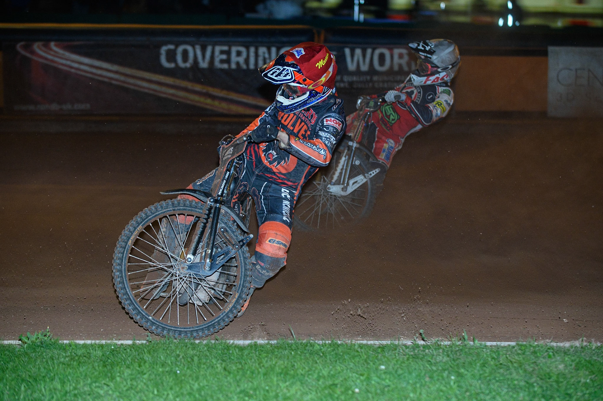WOLVERHAMPTON, UK. AUGUST 30TH. Sam Masters  (Red) leads Dan Bewley  (White) during the SGB Premiership match between Wolverhampton Wolves and Belle Vue Aces at Monmore Green Stadium, Wolverhampton on Monday 30th August 2021. (Credit: Ian Charles | MI News)