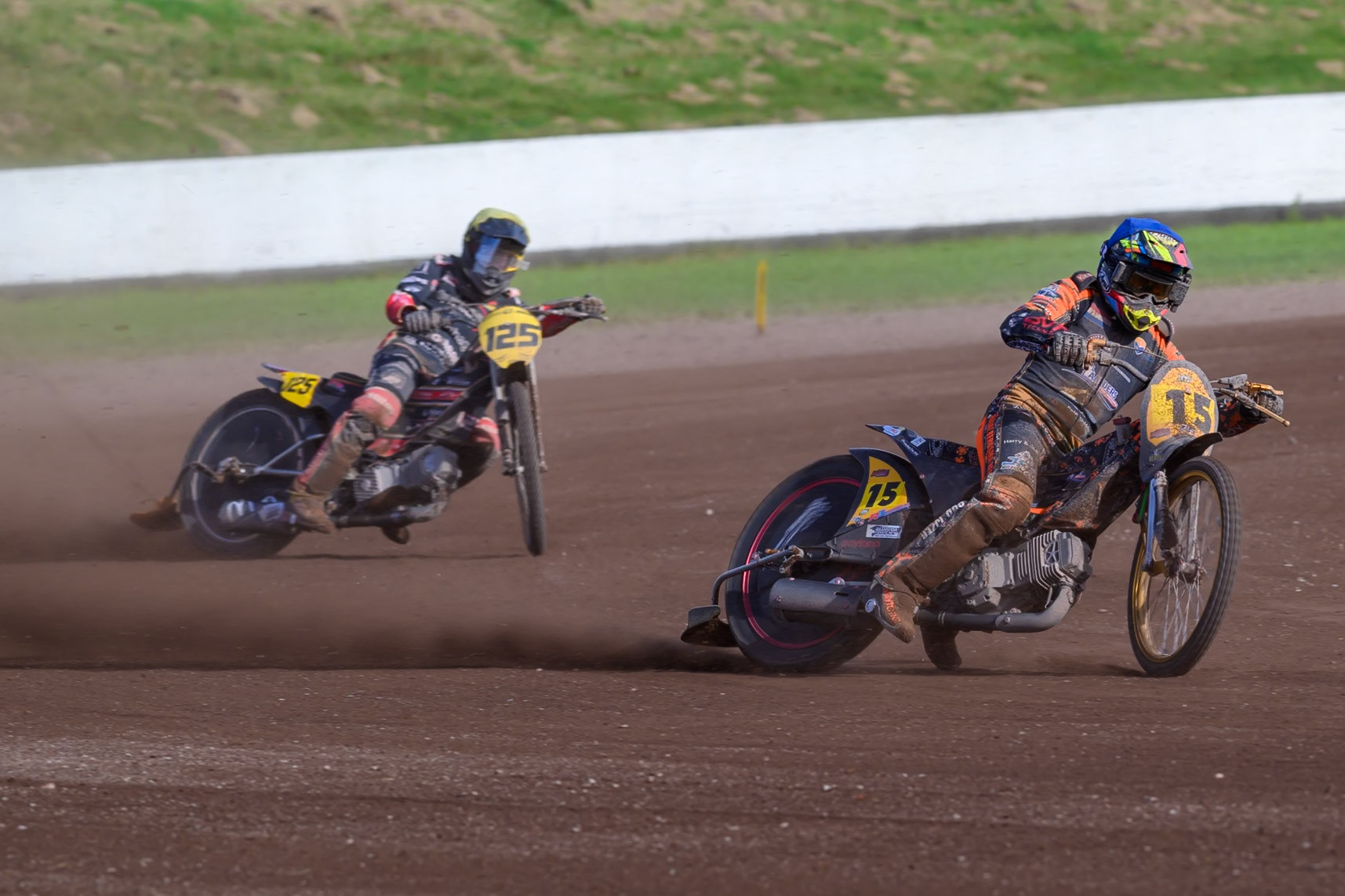 Wild Card Rider Romano Hummel (15) of The Netherlands in Blue leading Lukas Fienhage (125) of Germany in Yellow during the FIM Long Track World Championship Final 4, at the Speed Centre Roden, Netherlands on Sunday 21st September 2025. (Photo: Ian Charles | MI News)during the FIM Long Track World Championship Final 4, at the Speed Centre, Roden on Sunday 21st September 2025. (Photo: Ian Charles | MI News)