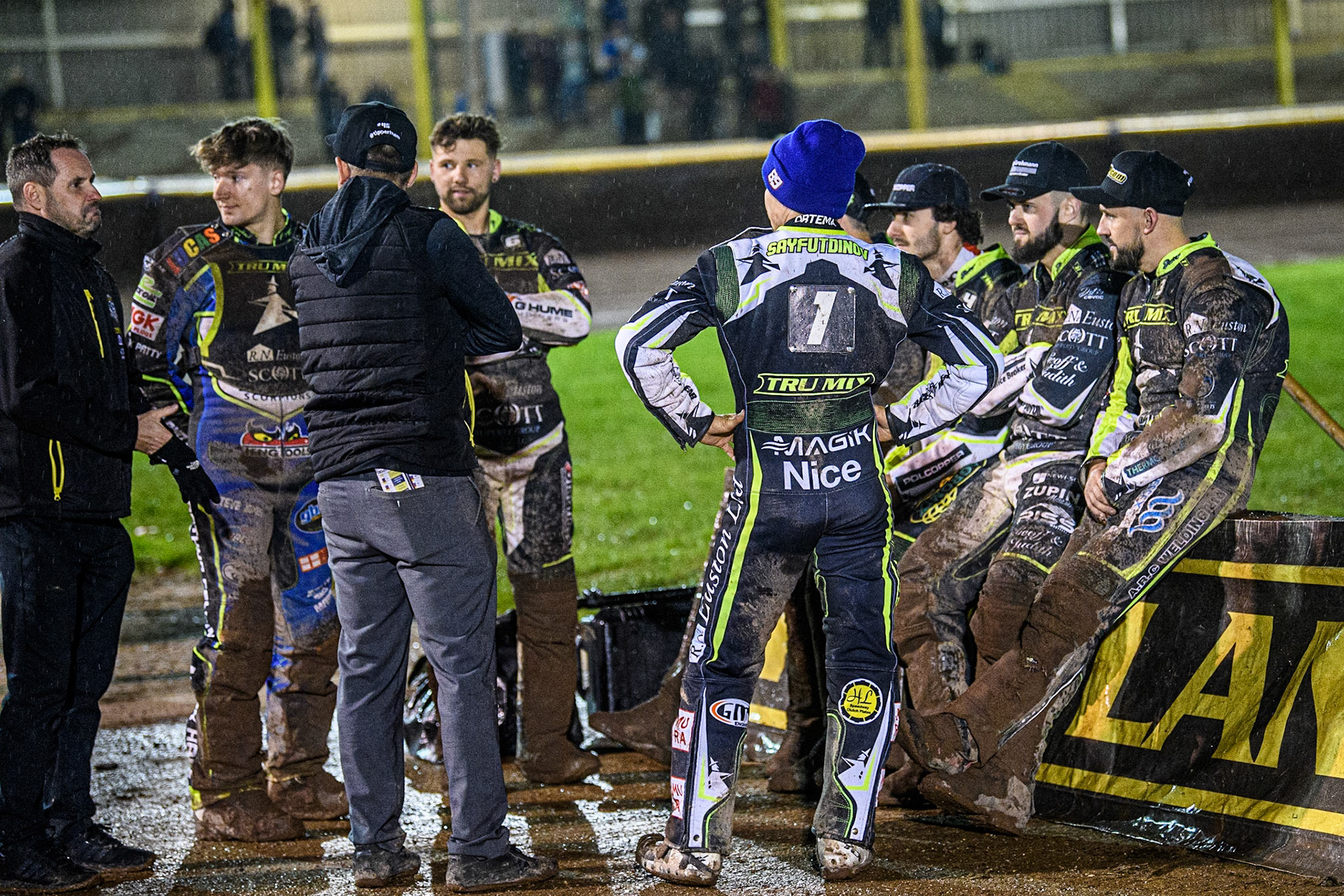 A subdued Ipswich team who lost the Grand Final during the Sports Insure Premiership Grand Final Second Leg match between Sheffield Tigers and Ipswich Witches at Owlerton Stadium, Sheffield on Thursday 5th October 2023. (Photo: Ian Charles | MI News)