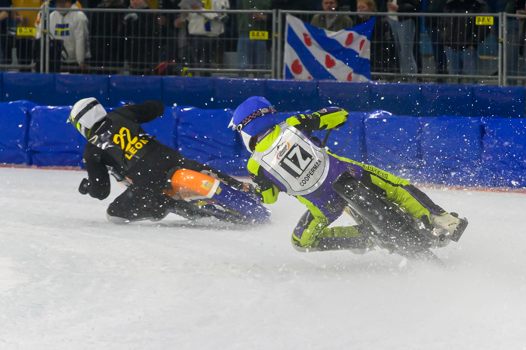 Paul Cooper of Great Britain  in Blue chases Leon Kramer of The Netherlands in White during the ROELOF THIJS BOKAAL at Ice Rink Thialf, Heerenveen on Friday 10th April 2026.  (Photo: Ian Charles | MI News)