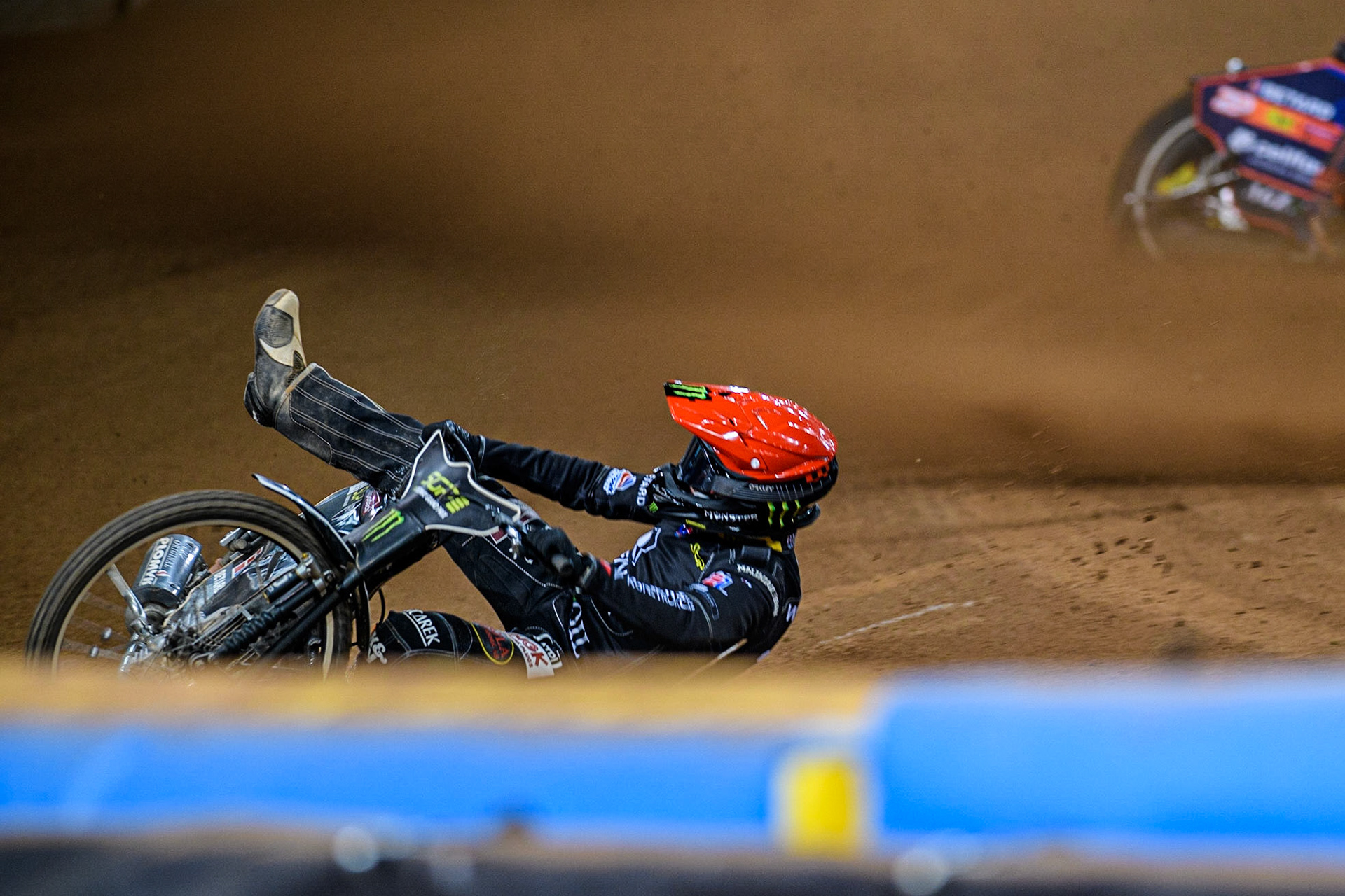 Tai Woffinden (108) (Red) picks up some drive and crashes whilst leading Heat 16 during the FIM Speedway Grand Prix of Great Britain at the Principality Stadium, Cardiff on Saturday 2nd September 2023. (Photo: Ian Charles | MI News)