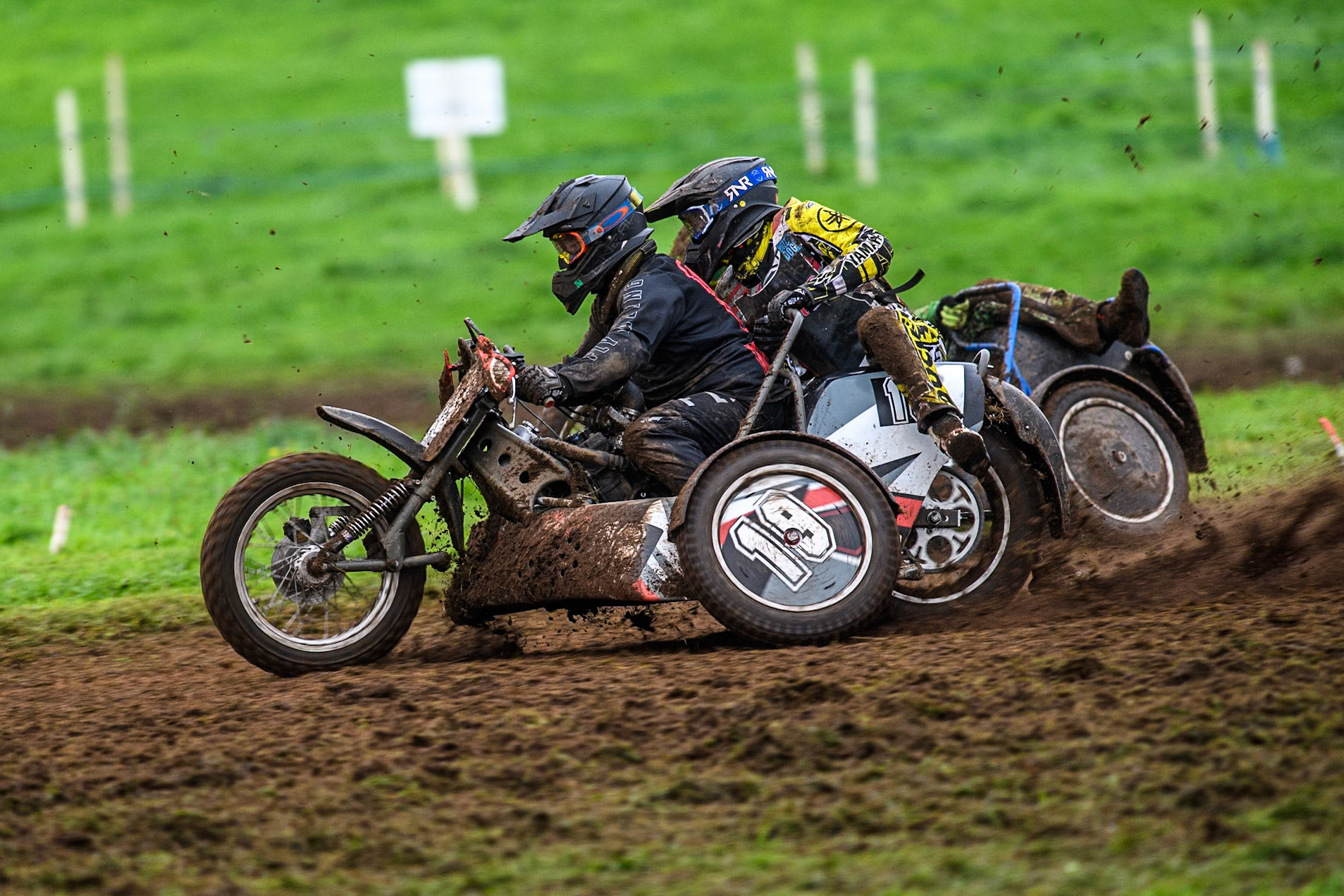 Andy Minard &amp; Lewis Davis (19) and Billy Winterburn &amp; Ryan Wharton (94) battles for second place in the 1000cc Sidecar Class Final during the ACU British Upright Championships at Woodhouse Lance, Gawsworth, Cheshire on Sunday 8th September 2024. (Photo: Ian Charles | MI News)
