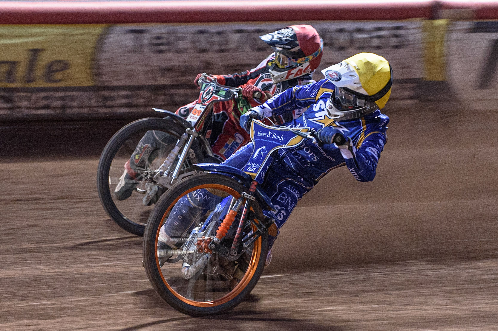MANCHESTER, UK. AUGUST 23RD    Lewis Kerr (Yellow) tries to hold off Dan Bewley  (Red) during the SGB Premiership match between Belle Vue Aces and King's Lynn Stars at the National Speedway Stadium, Manchester on Monday 23rd August 2021. (Credit: Ian Charles | MI News)
