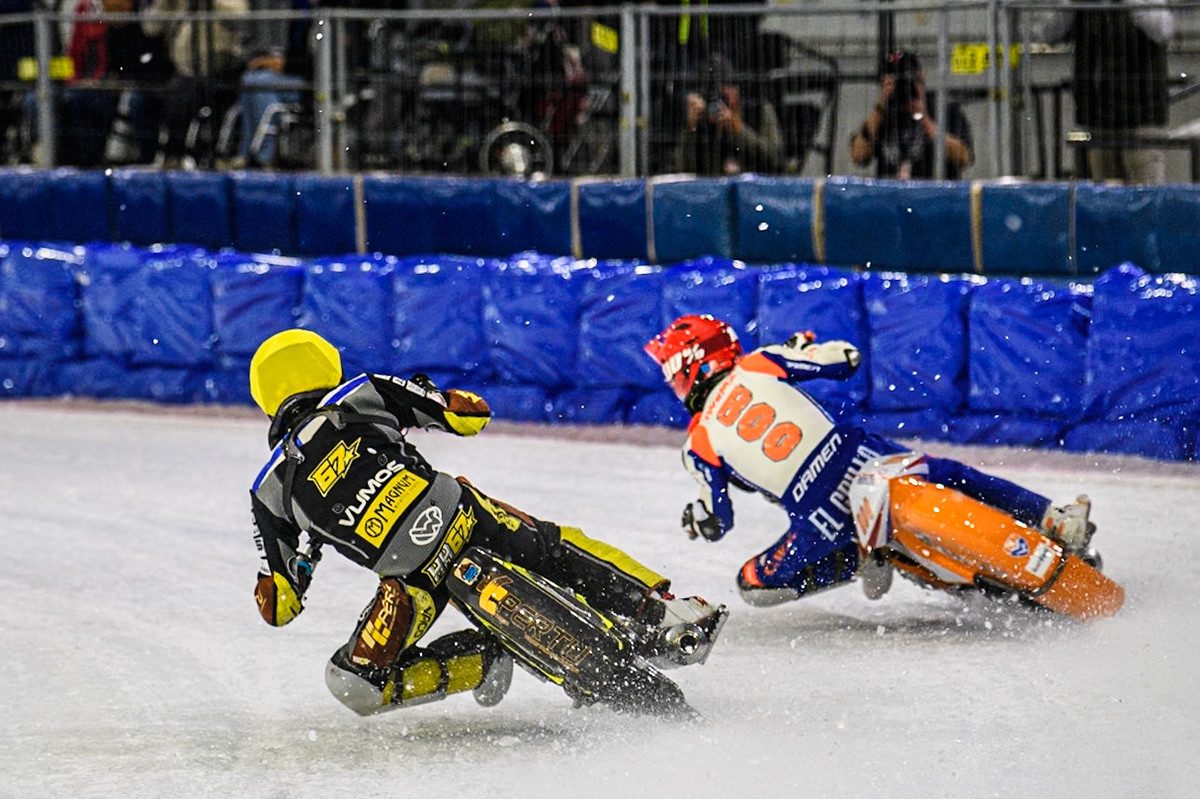Heikki Huusko (67) of Finland in Yellow on the inside of Jasper Iwema (800) of The Netherlands in Red during the FIM Ice Speedway Gladiators World Championship, Final 4 at the Ice Stadium, Thialf, Heerenveen on Sunday 6th April 2025. (Photo: Ian Charles | MI News)