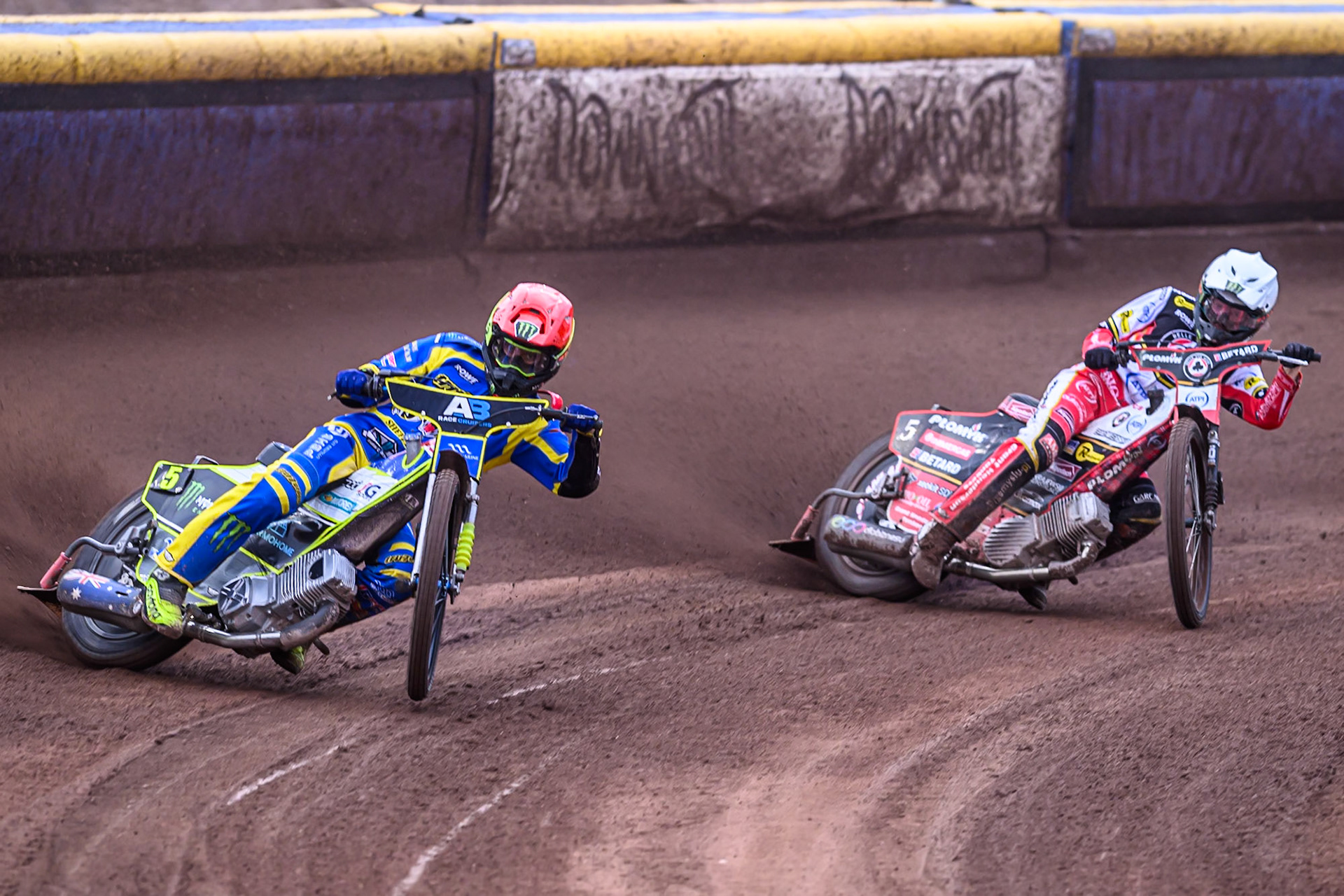 Chris Holder of Sheffield Tigers  in Red leading Dan Bewley of Belle Vue Aces   in Whiteduring the Rowe Motor Oil Premiership match between Sheffield Tigers and Belle Vue Aces at Owlerton Stadium, Sheffield on Monday 11th August 2025. (Photo: Ian Charles | MI News)