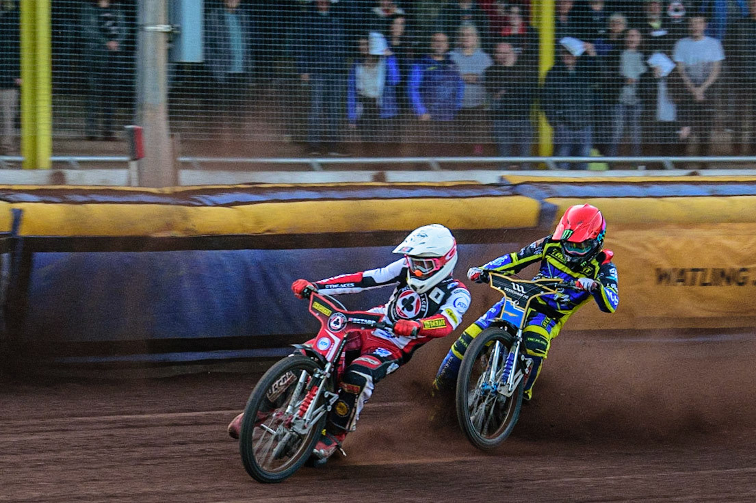 SHEFFIELD, UK. MAY 26TH  Max Fricke  (White) passes Adam Ellis  (Red) during the SGB Premiership match between Sheffield Tigers and Belle Vue Aces at Owlerton Stadium, Sheffield on Thursday 26th May 2022. (Credit: Ian Charles | MI News)