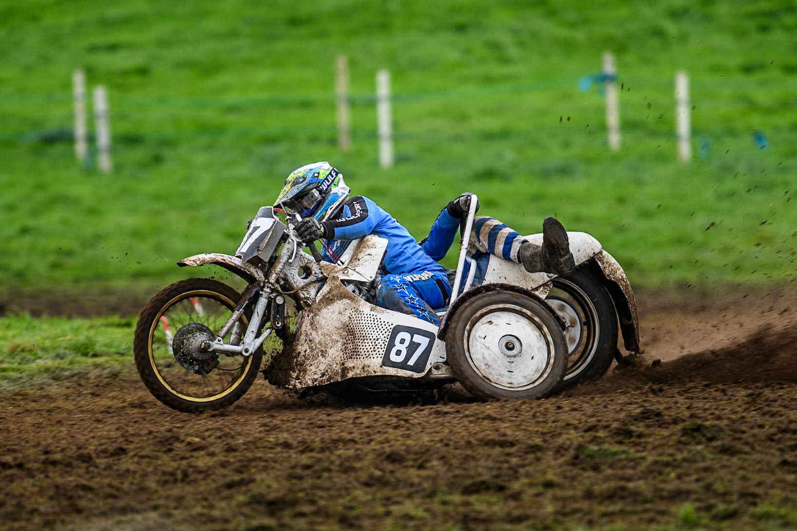 Rob Bradley &amp; Josh Fowler (87) leads the 1000cc Sidecar Final during the ACU British Upright Championships at Woodhouse Lance, Gawsworth, Cheshire on Sunday 8th September 2024. (Photo: Ian Charles | MI News)