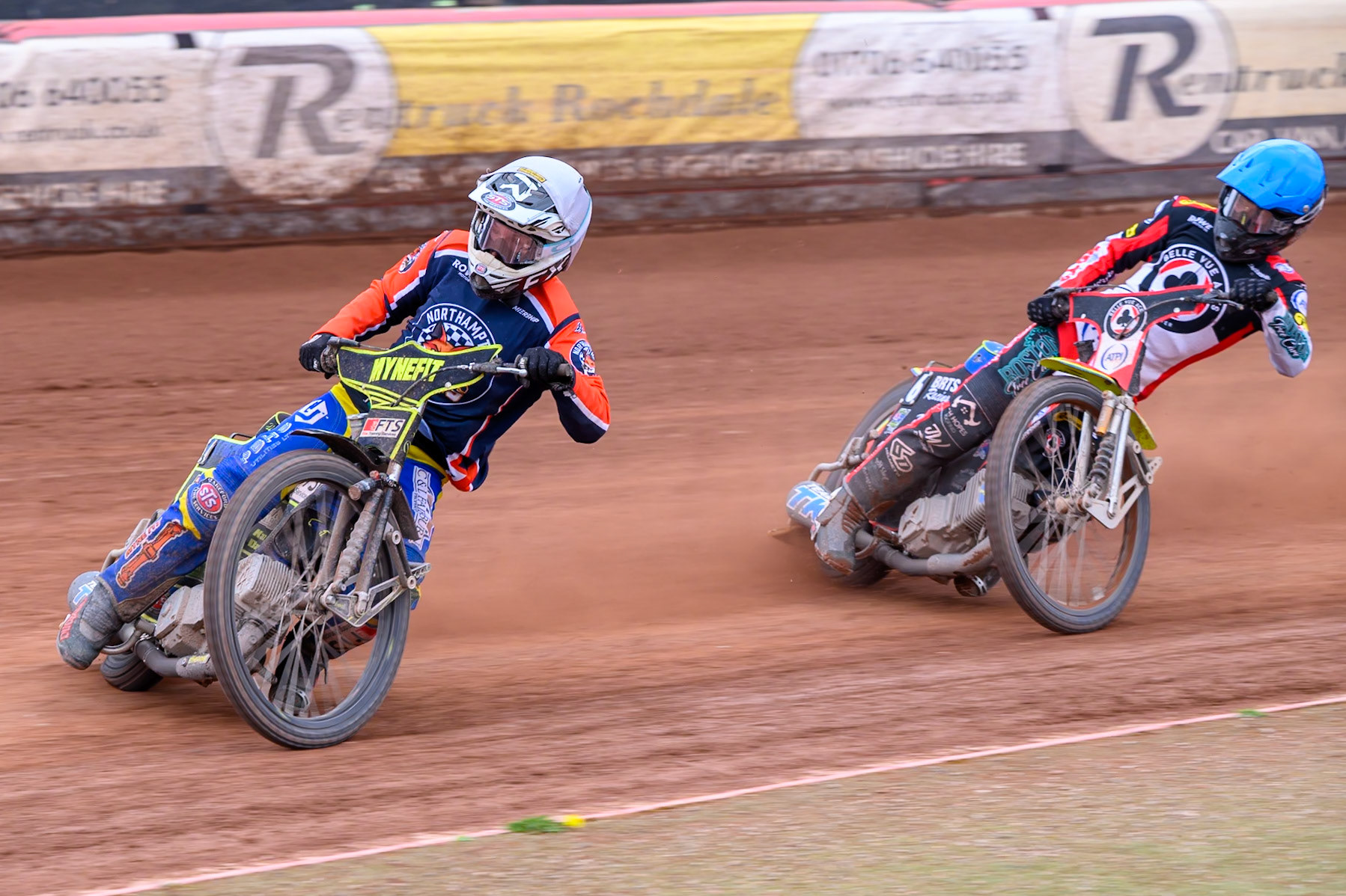 Jye Etheridge, Guest Rider for Northampton Foxes in White leading Tate Zischke of Belle Vue Aces in Blue during the Rowe Motor Oil Premiership match between Belle Vue Aces and Northampton Foxes at the National Speedway Stadium, Manchester on Monday 4th May 2026. (Photo: Ian Charles | MI News)