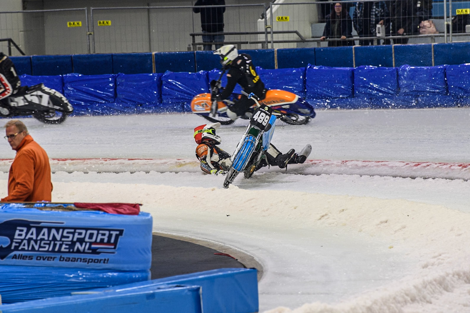 Melwin Björklin of Sweden falls when eating the Grand Final during the Roelof Thijs Bokaal, Ice Rink Thialf, Heerenveen, Netherlands on Friday 4th April 2025. (Photo: Ian Charles | MI News)