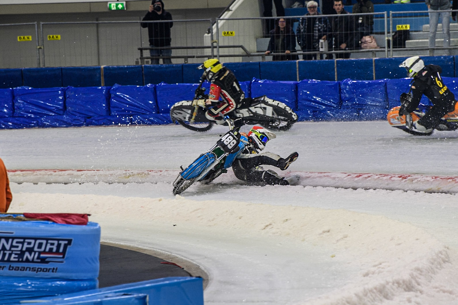 Melwin Björklin of Sweden falls when eating the Grand Final during the Roelof Thijs Bokaal, Ice Rink Thialf, Heerenveen, Netherlands on Friday 4th April 2025. (Photo: Ian Charles | MI News)
