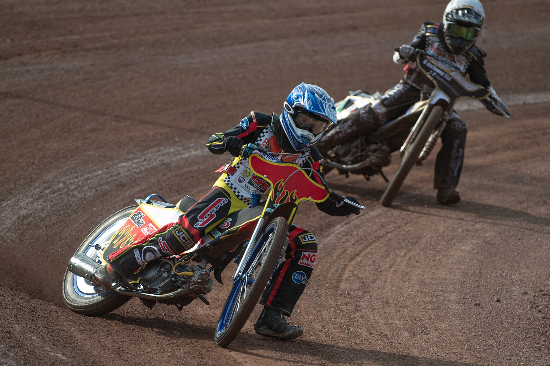 Photo: Ian Charles

Max James (Blue) leads Freddie Fox-Baron (White)

Summer Speed Saturday & British Youth Speedway Championship Round 5, National Speedway Stadium, Manchester, Saturday 22 June 2019