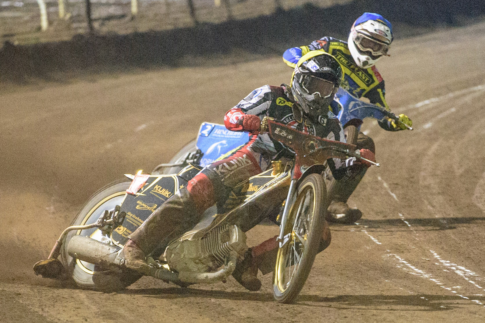 Norick Blödorn (Yellow) leads Lewis Kerr  (Blue) during the SGB Premiership Grand Final 2nd Leg between Sheffield Tigers and Belle Vue Aces at Owlerton Stadium, Sheffield on Thursday 13th October 2022. (Credit: Ian Charles | MI News)