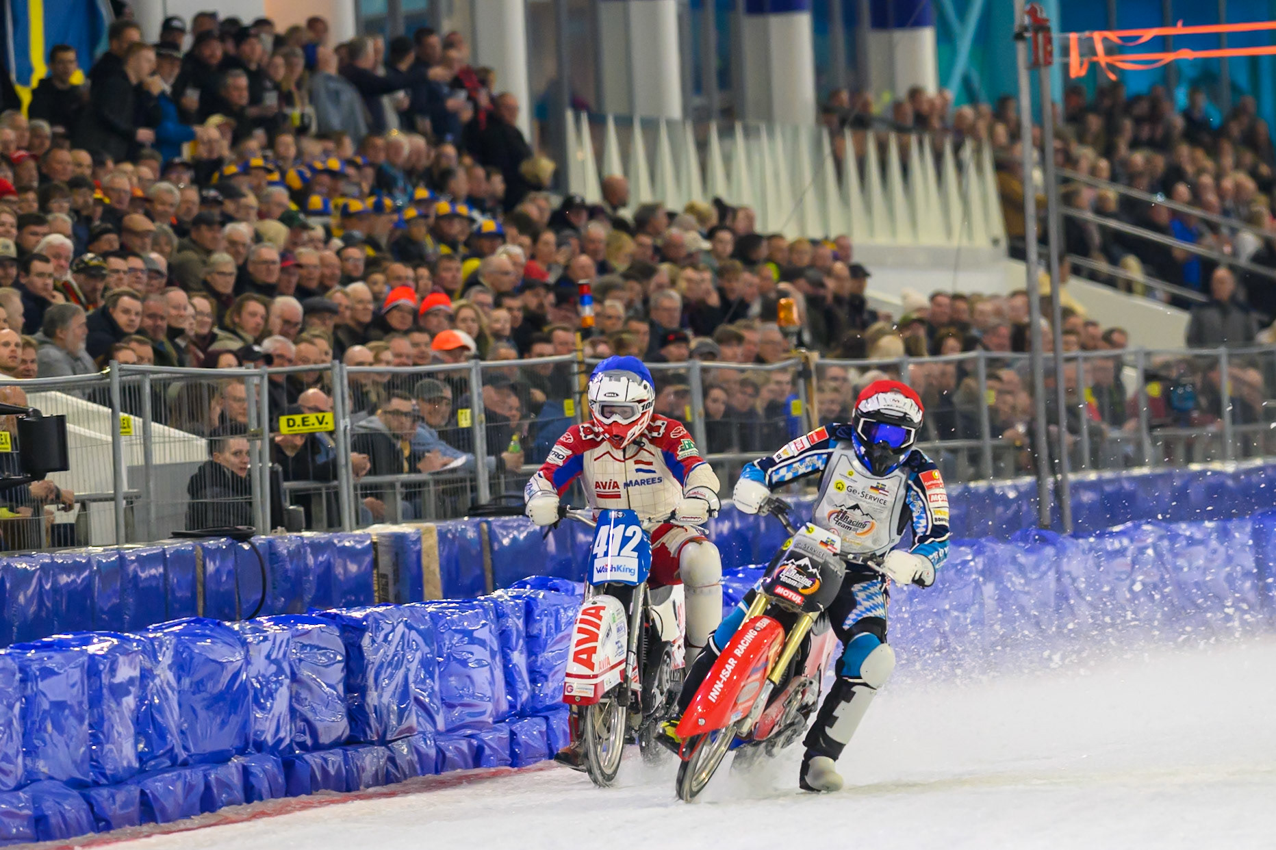 Simon Mayer of Germany in Red leading Niek Schaap of The Netherlands in Blue during the ROELOF THIJS BOKAAL at Ice Rink Thialf, Heerenveen on Friday 10th April 2026.  (Photo: Ian Charles | MI News)