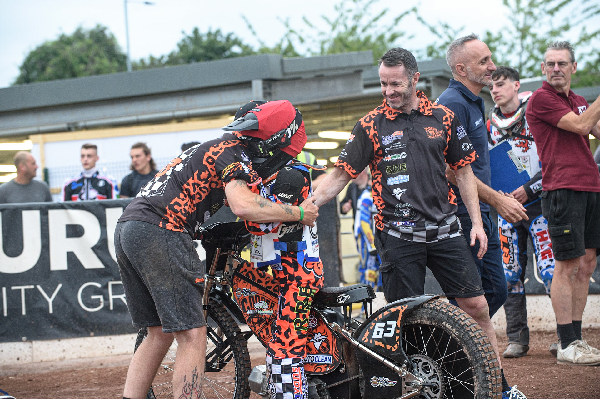 MANCHESTER, UK. AUGUST 2OTH   Cooper Rushen  with his father (left) and team celebrating his win in the A Final at the National Speedway Stadium, Manchester on Friday 20th August 2021. (Credit: Ian Charles | MI News)