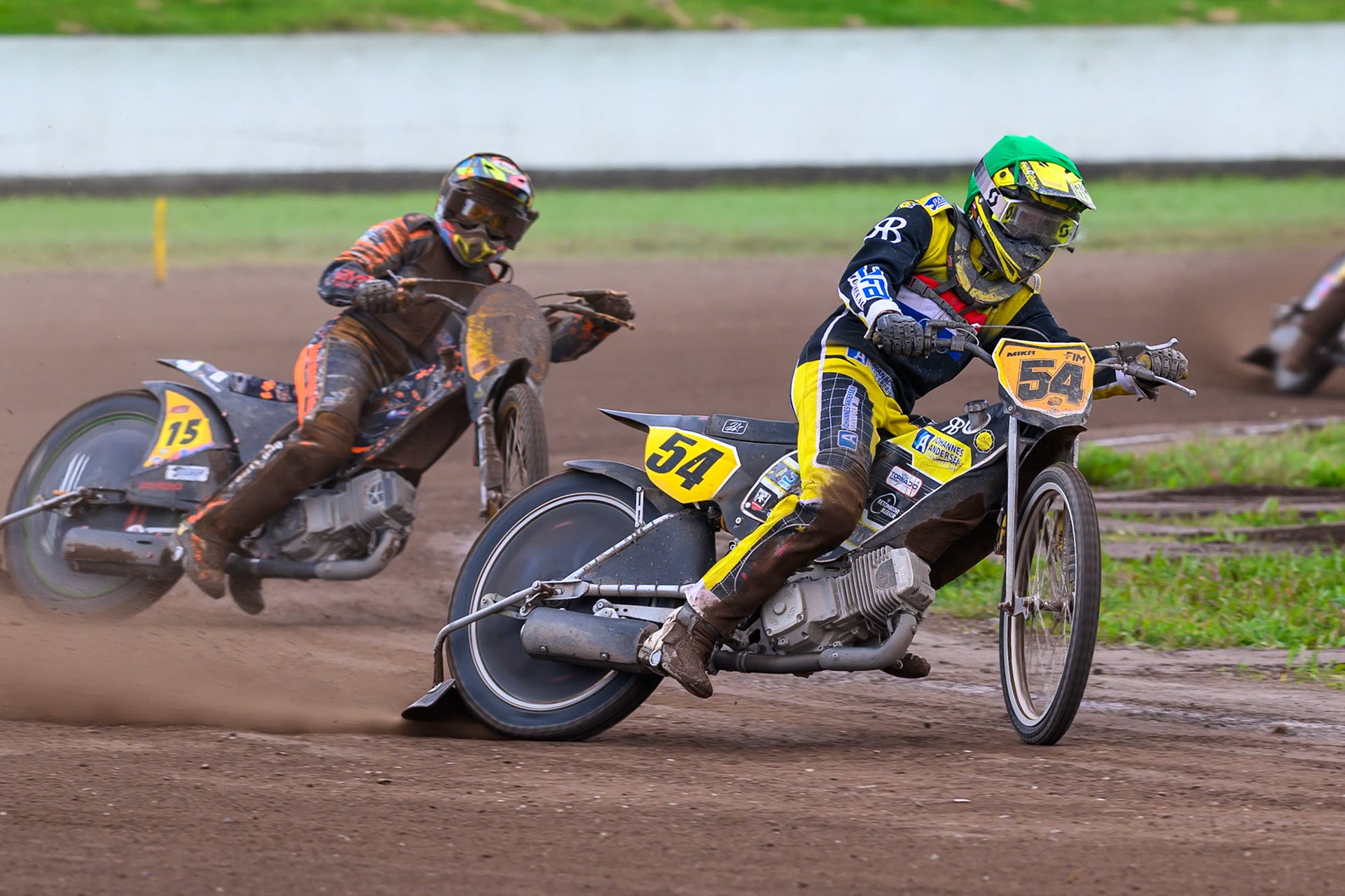 Mika Meijer (54) of The Netherlands in Green leading Wild Card Rider Romano Hummel (15) of The Netherlands in Yellow during the FIM Long Track World Championship Final 4, at the Speed Centre Roden, Netherlands on Sunday 21st September 2025. (Photo: Ian Charles | MI News)during the FIM Long Track World Championship Final 4, at the Speed Centre, Roden on Sunday 21st September 2025. (Photo: Ian Charles | MI News)