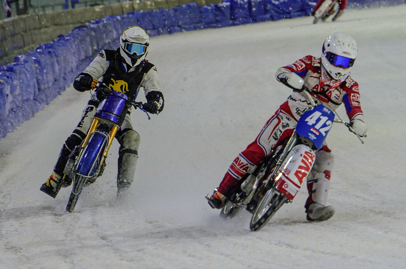 HEERENVEEN, NL. APR 1.  Niek Schaap (White) inside Atte Suolammi (Yellow) during the ROLOEF THIJS BOKAAL  at Ice Rink Thialf, Heerenveen on Friday 1st April 2022. (Credit: Ian Charles | MI News)