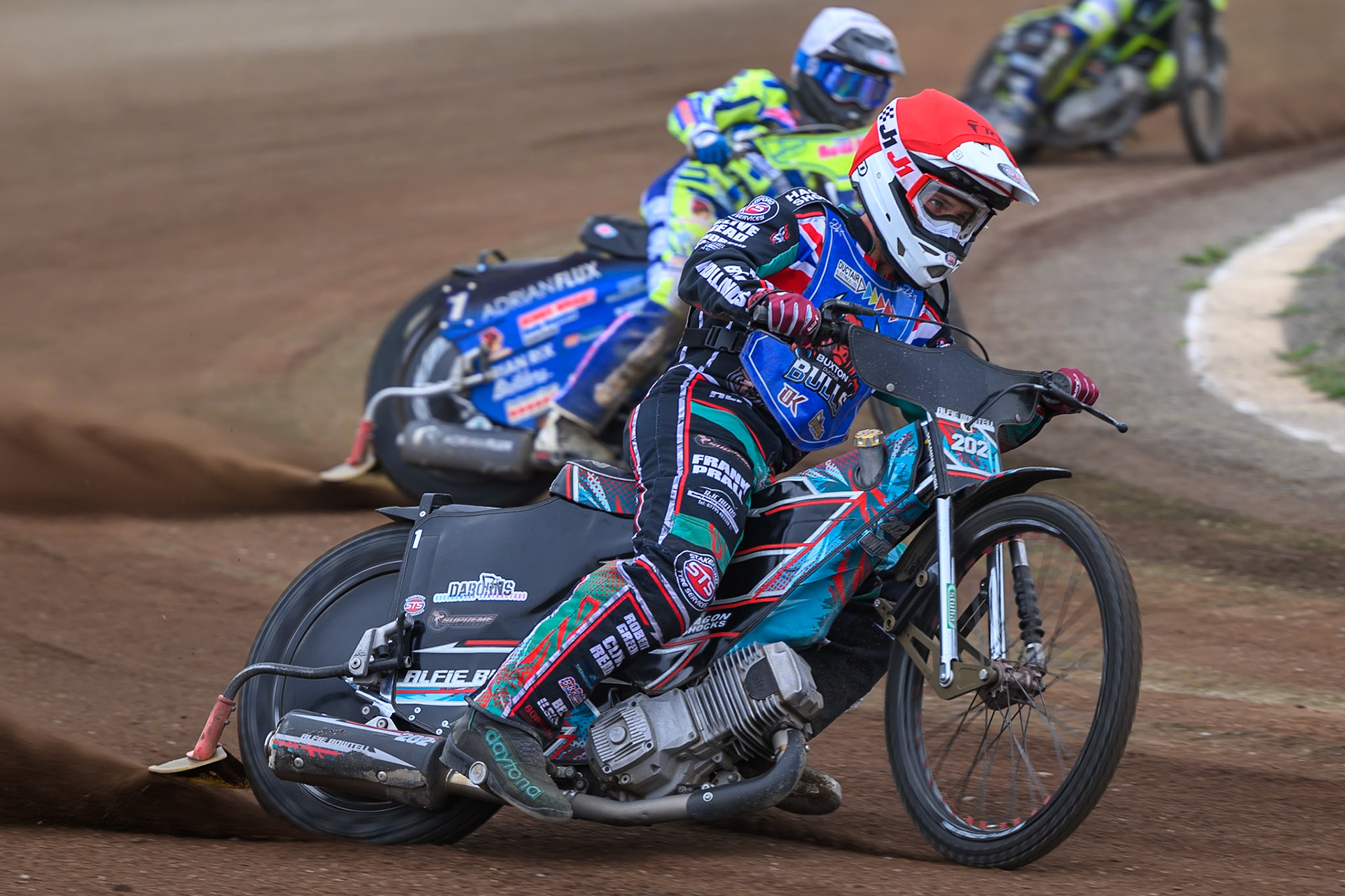 Alfie Bowtell of Buxton Bulls in Red leading Jody Scott of Oxford Chargers in White during the WSRA National Development League match between Buxton Bulls and Oxford Chargers at Hi-Edge Speedway, Buxton on Sunday 2nd August 2026. (Photo: Ian Charles | MI News)