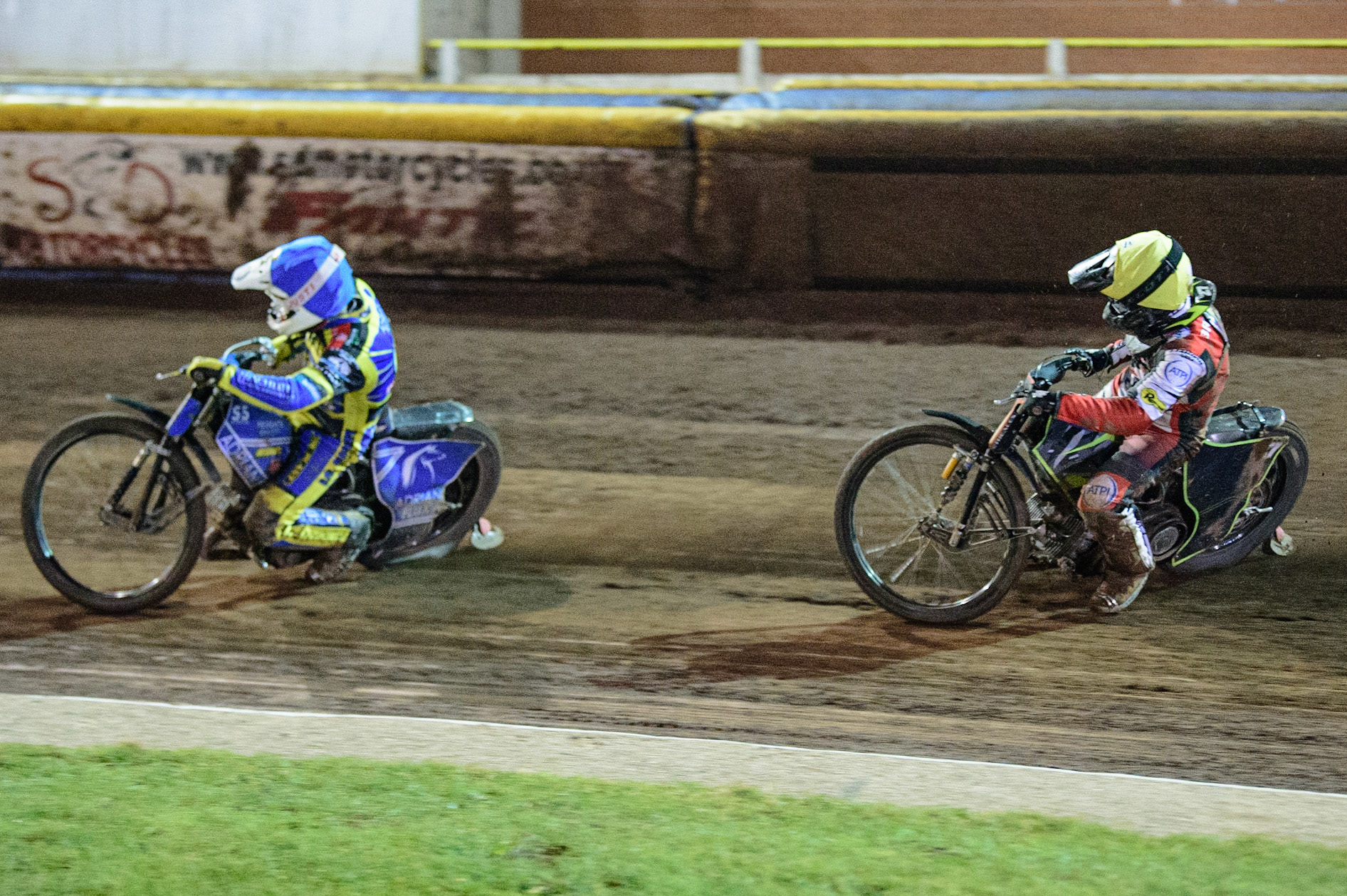 Lewis Kerr  (Blue) leads Tom Brennan   (Yellow) during the SGB Premiership Grand Final 2nd Leg between Sheffield Tigers and Belle Vue Aces at Owlerton Stadium, Sheffield on Thursday 13th October 2022. (Credit: Ian Charles | MI News)