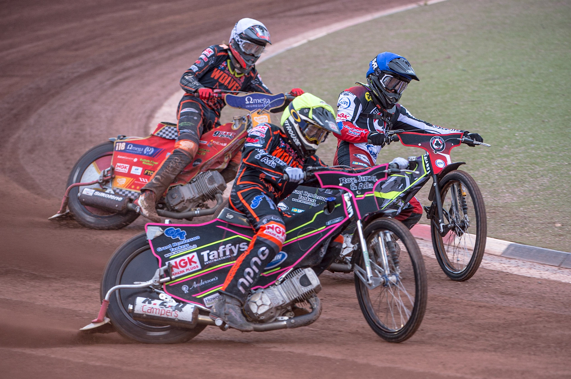 MANCHESTER, UK. JUN 13TH Leon Flint  (Yellow) outside Tom Brennan  (Blue) with Drew Kemp  (White) behind during the SGB Premiership match between Belle Vue Aces and Wolverhampton  Wolves at the National Speedway Stadium, Manchester on Monday 13th June 2022. (Credit: Ian Charles | MI News)
