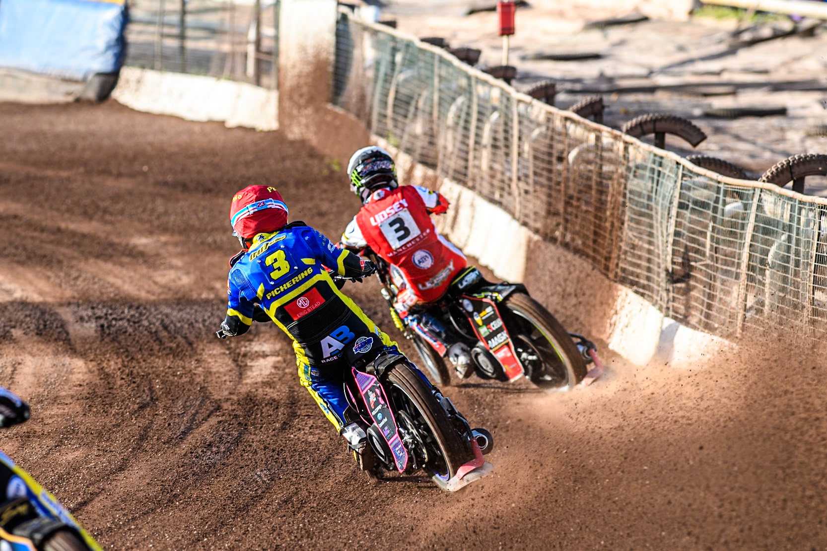 Josh Pickering of Sheffield Tigers in Red chases Jaimon Lidsey of Belle Vue Aces in White during the Rowe Motor Oil Premiership match between Sheffield Tigers and Belle Vue Aces at Owlerton Stadium, Sheffield on Monday 5th May 2025. (Photo: Ian Charles | MI News)