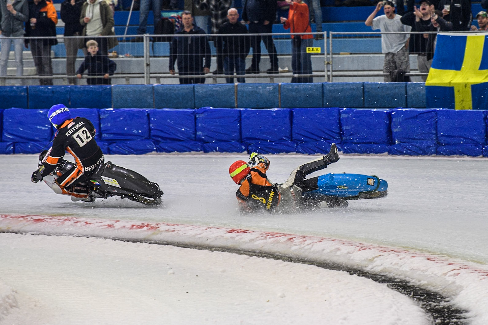 Melwin Björklin of Sweden falls when eating the Grand Final during the Roelof Thijs Bokaal, Ice Rink Thialf, Heerenveen, Netherlands on Friday 4th April 2025. (Photo: Ian Charles | MI News)
