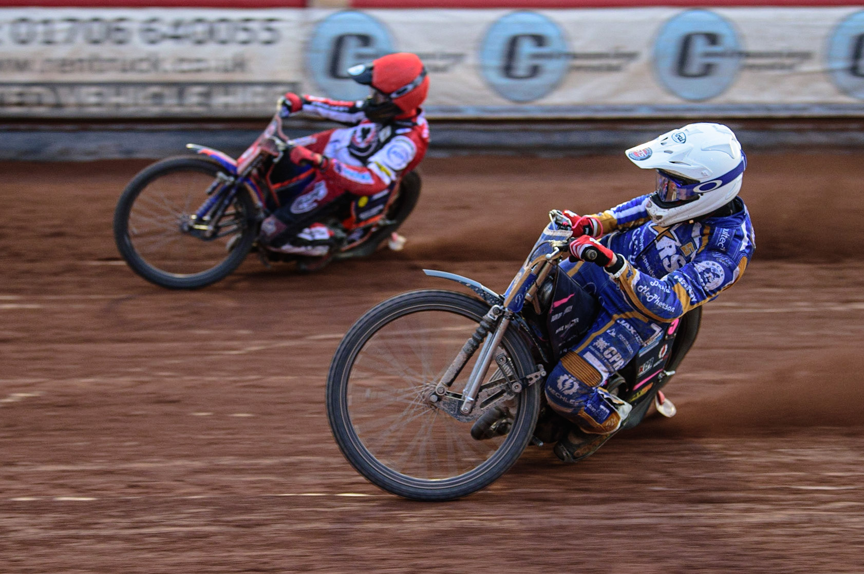MANCHESTER UK Josh Pickering  (White) inside Brady Kurtz  (Red)  during the SGB Premiership match between Belle Vue Aces and King's Lynn Stars at the National Speedway Stadium, Manchester on Monday 11th July 2022. (Credit: Ian Charles | MI News)