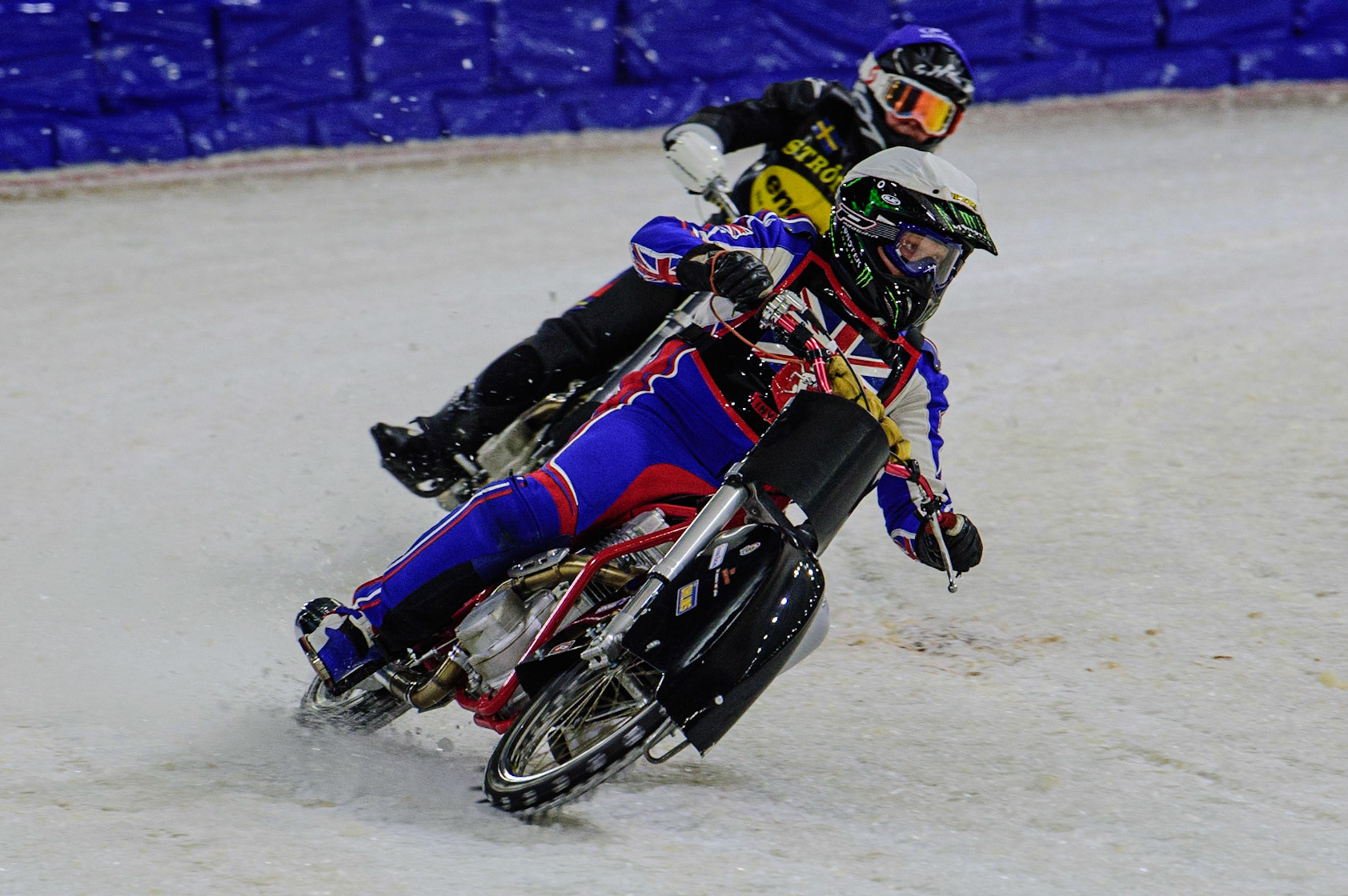 HEERENVEEN, NL. APR 1. Robert Irving (White) leads Annica Karlsson (Blue)  during the ROLOEF THIJS BOKAAL  at Ice Rink Thialf, Heerenveen on Friday 1st April 2022. (Credit: Ian Charles | MI News)