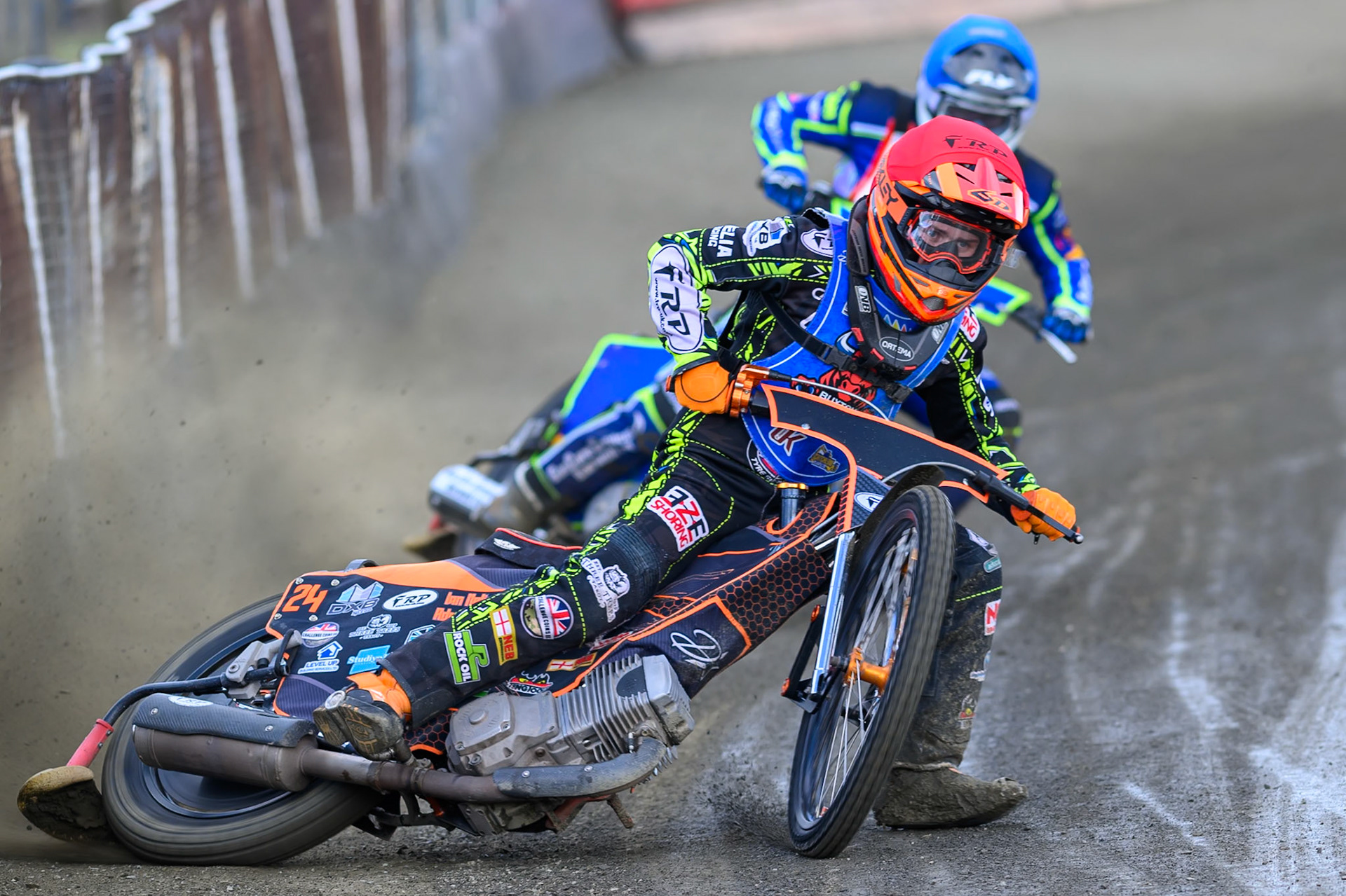 Jack Smith of Buxton Bulls  in Red leading Arran Butcher of 'The Potters' in Blue during the Regina Chains Fours at Buxton Speedway, Buxton on Sunday 5th April 2026. (Photo: Ian Charles | MI News)