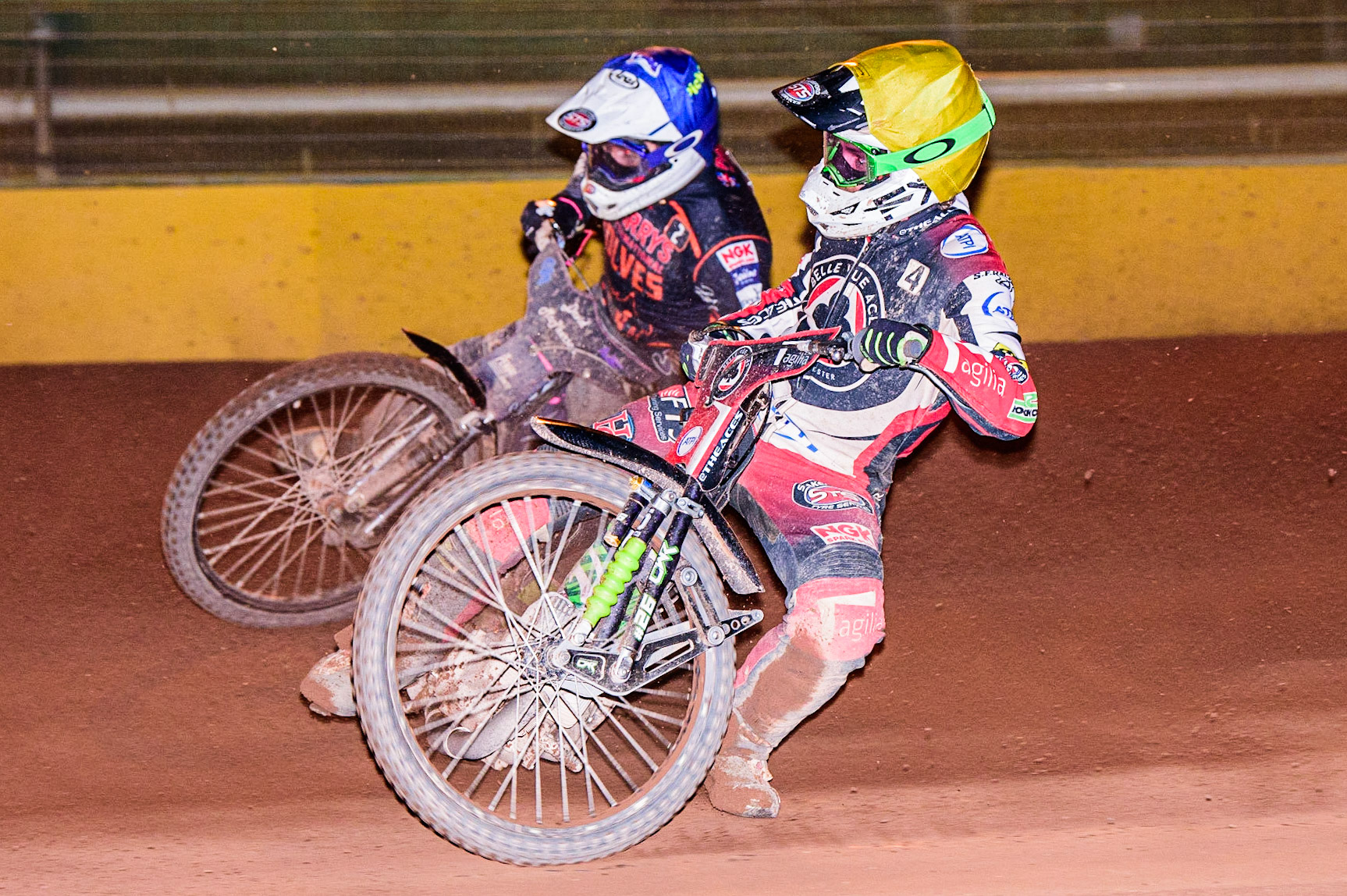 Charles Wright  (Yellow) inside Josh Pickering (Blue) during the SGB Premiership match between Wolverhampton Wolves and Belle Vue Aces at Monmore Green Stadium, Wolverhampton on Monday 29th August 2022. (Credit: Ian Charles | MI News)