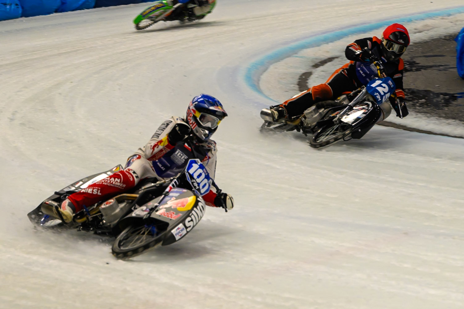 Franz Zorn (100) of Austria in Blue rides outside Sebastian Reitsma (125) of The Netherlands in Red during the Ice Speedway Gladiators World Championship Final 2 at Max-Aicher-Arena, Inzell on Sunday 15th March 2026. (Photo: Ian Charles | MI News)