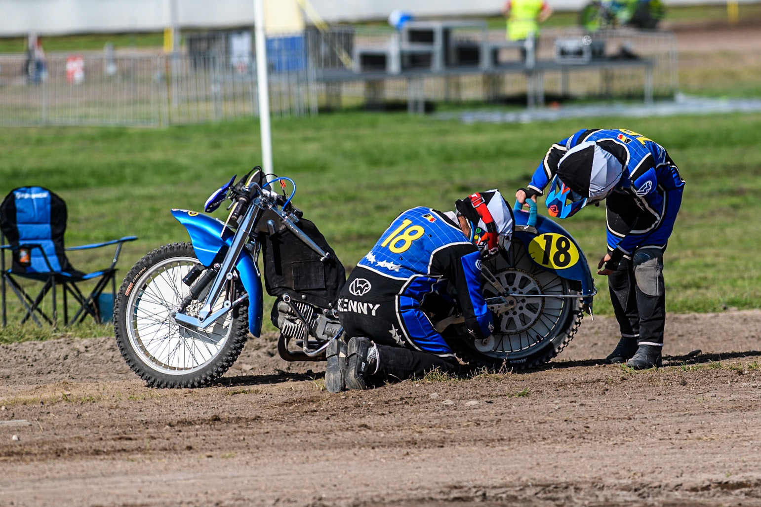 Kenny Van Eeckhout  of Belgium tries to refit the chain on his machine in the Sidecar Support Class during the FIM Long Track World Championship Final 5 at the Speed Centre Roden, Roden, Netherlands on Sunday 22nd September 2024. (Photo: Ian Charles | MI News)