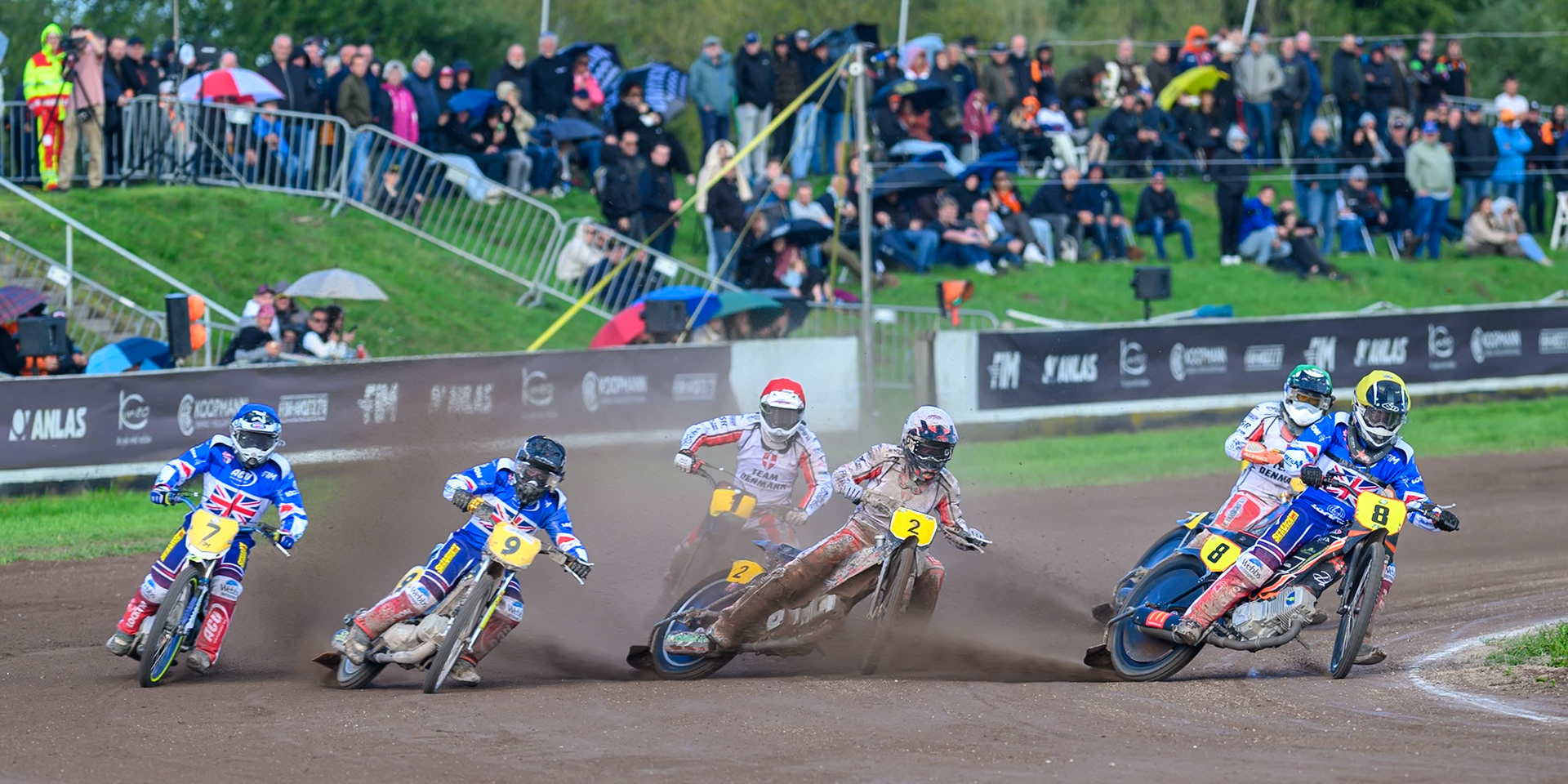 Zach Wajtknecht (8) of Great Britain in Yellow leading Patrick Kruse (2) of Denmark in White , Kenneth Kruse Hansen (1) of Denmark in Red , James Shanes (9)  of Great Britain in Black &amp; White   and Chris Harris (7) of Great Britain in Blue  with Jacob Bukhave (3) of Denmark in Green  behind during the FIM Long Track of Nations 2026 at the Speed Centre Roden in the Netherlands on Sunday 20th September 2026. (Photo: Ian Charles | MI News)