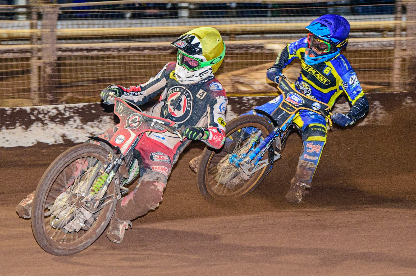 Charles Wright  (Yellow) inside Justin Sedgmen  (Blue)during the SGB Premiership match between Sheffield Tigers and Belle Vue Aces at Owlerton Stadium, Sheffield on Thursday 22nd September 2022. (Credit: Ian Charles | MI News)