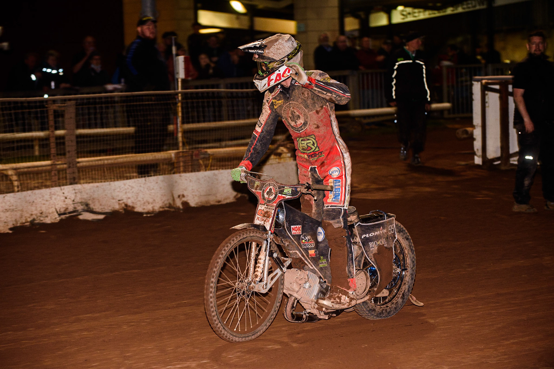 SHEFFIELD, UK. OCT 4THDan Bewley acknowledges the fans after the Aces win the meeting during the SGB Premiership Semi Final Playoff 1st Leg between Sheffield Tigers and Belle Vue Aces at Owlerton Stadium, Sheffield on Monday 4th October 2021. (Credit: Ian Charles | MI News)