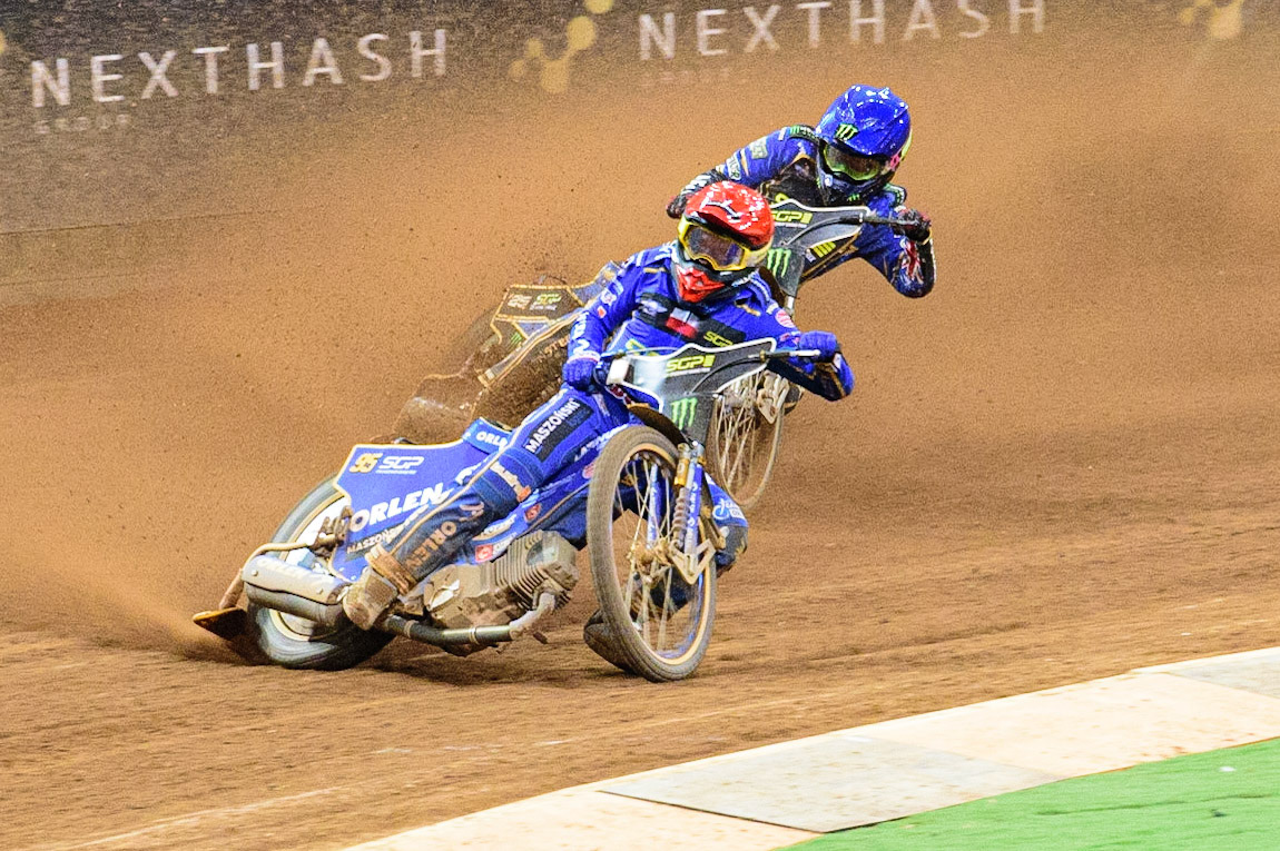 Bartosz Zmarzlik (95) (Red) leads Jack Holder (25) (Blue) during the FIM  Speedway Grand Prix of Great Britain at the Principality Stadium, Cardiff on Saturday 13th August 2022. (Credit: Ian Charles | MI News