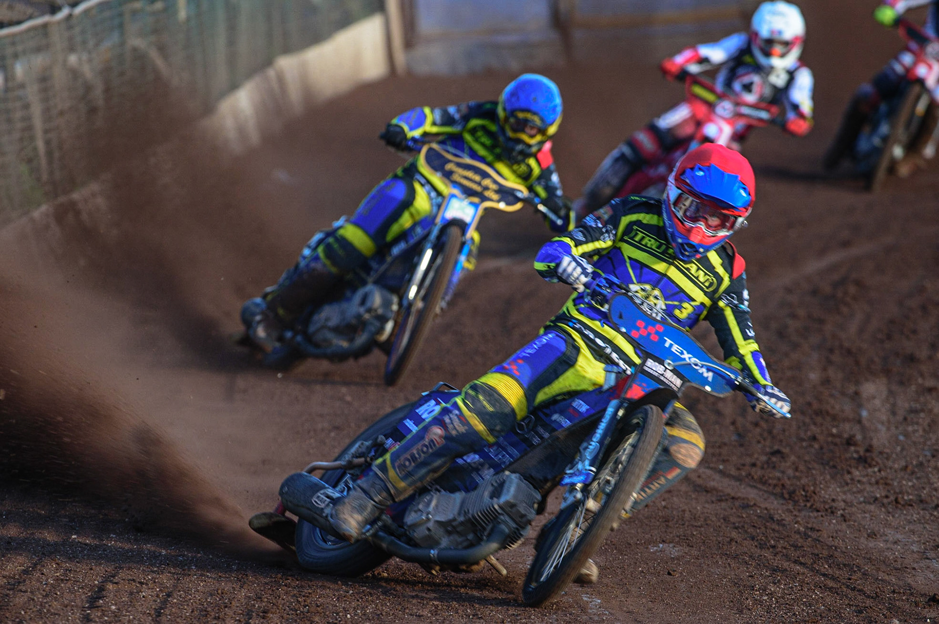 SHEFFIELD, UK. MAY 26TH Tobiasz Musielak  (Red) leads Kyle Howarth  (Blue) and Max Fricke  (White)  during the SGB Premiership match between Sheffield Tigers and Belle Vue Aces at Owlerton Stadium, Sheffield on Thursday 26th May 2022. (Credit: Ian Charles | MI News)