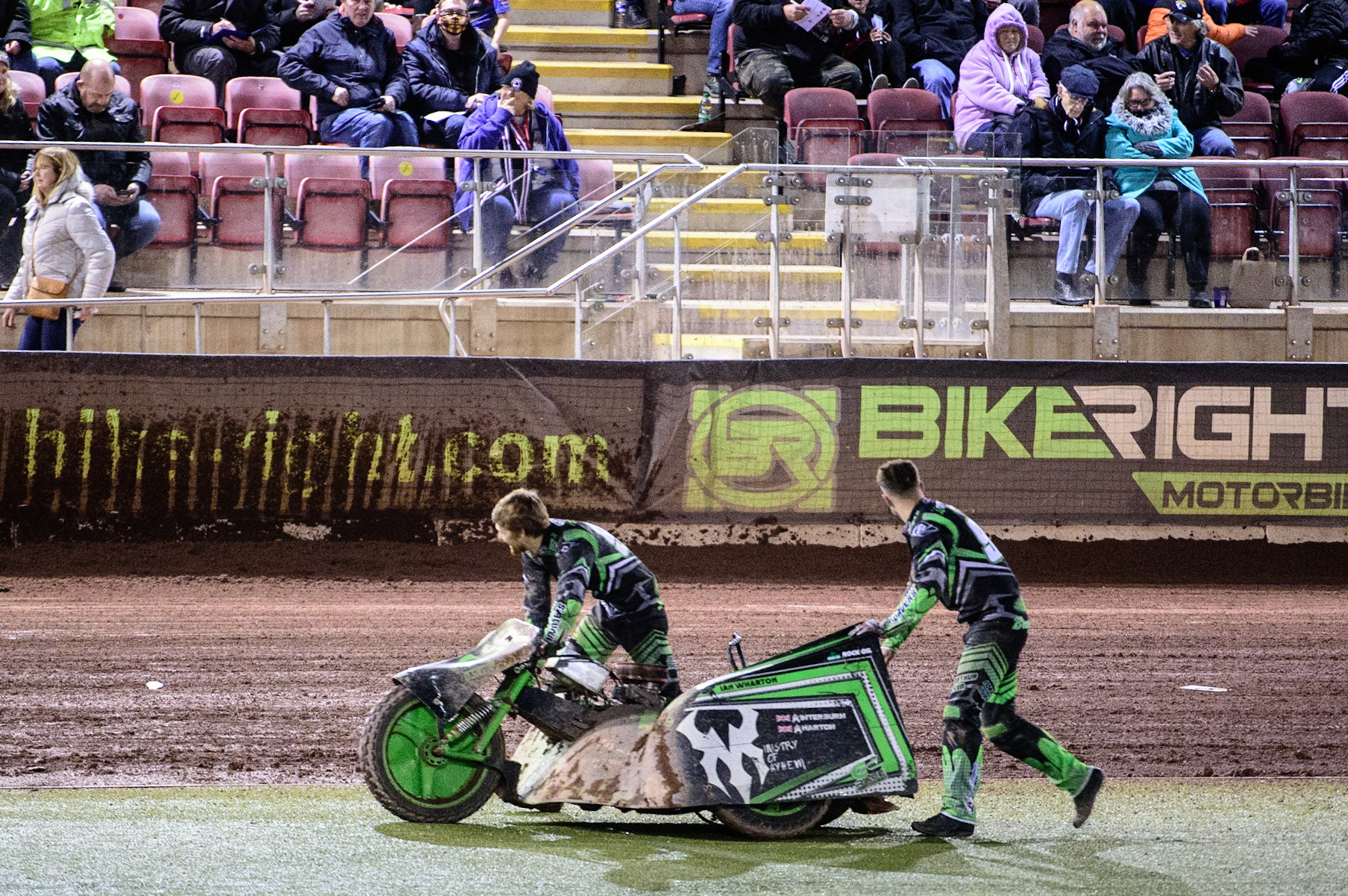 MANCHESTER, UK. OCT 30TH   Gareth Winterburn &amp; Bradley Atkinson  suffered an engine failure on the start line, and had to push their chair back to the pits during the Manchester Masters Sidecar Speedway and Flat Track Racing at the National Speedway Stadium, Manchester on Saturday 30th October 2021. (Credit: Ian Charles | MI News)
