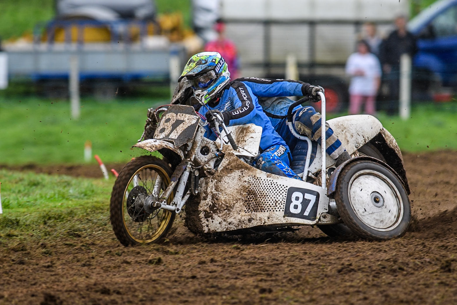 Rob Bradley &amp; Josh Fowler (87) in action in the 1000cc Sidecar Class during the ACU British Upright Championships at Woodhouse Lance, Gawsworth, Cheshire on Sunday 8th September 2024. (Photo: Ian Charles | MI News)