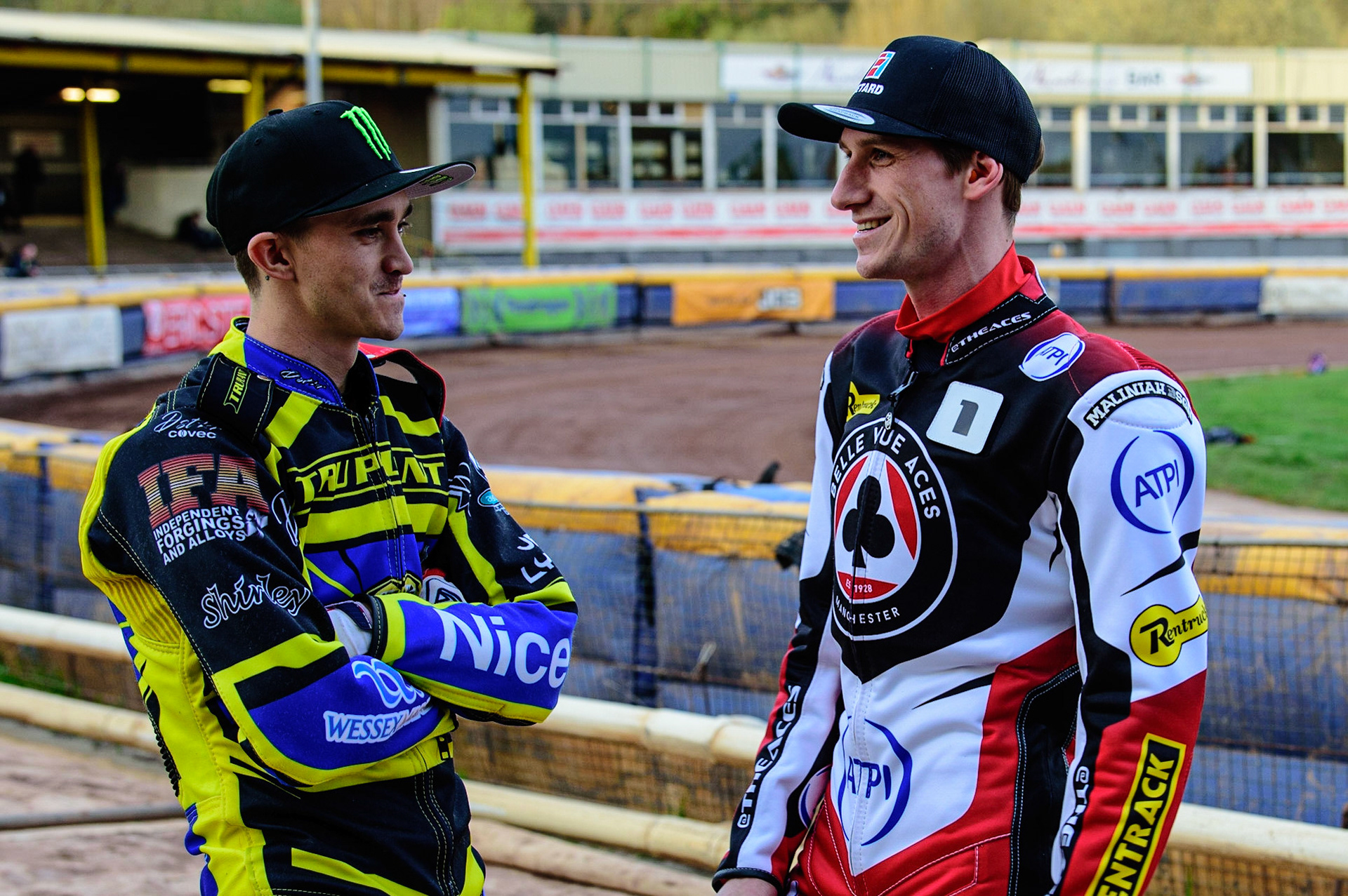 SHEFFIELD, UK. APR 14TH  Fellow Aussies Jack Holder (left) and Max Fricke  have a chat before the meeting  during the SGB Premiership League Cup match between Sheffield Tigers and Belle Vue Aces at Owlerton Stadium, Sheffield on Thursday 14th April 2022. (Credit: Ian Charles | MI News)