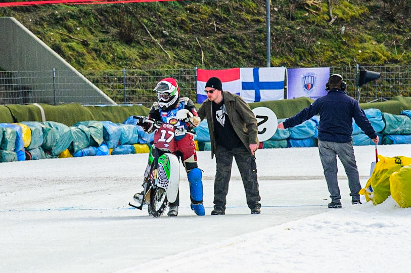 In the re-run of Heat 2 Andrej Divis stalled on the start line, but despite help was unable to restart his machine during the German Individual Ice Speedway Championship at Horst-Dohm-Eisstadion, Berlin on Friday 3rd March 2023. (Photo: Ian Charles | MI News)