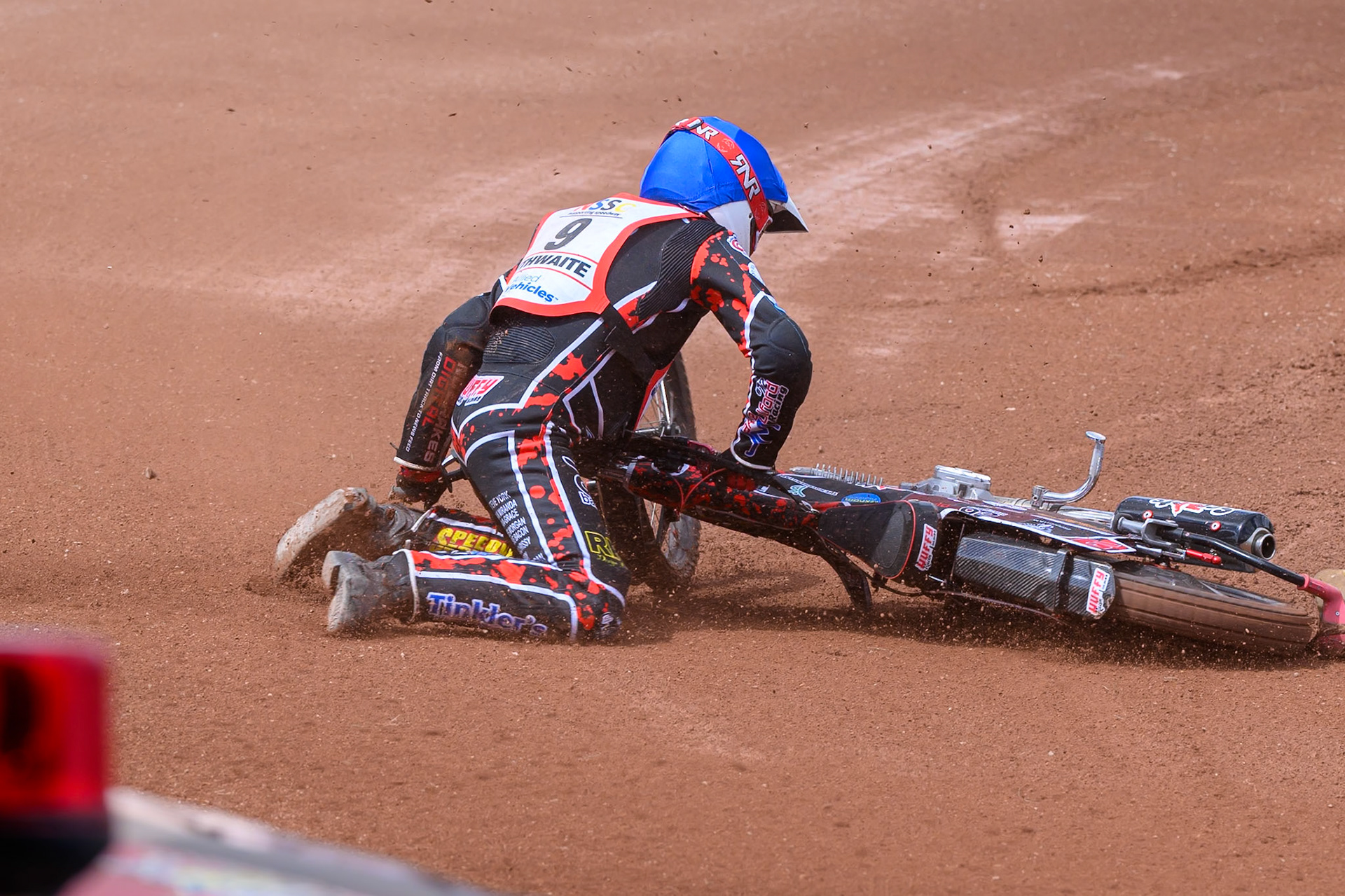 BRITISH YOUTH CHAMPIONSHIP (500cc): Kayden Mundy (8) in Red rides inside Dylan Huthwaite (9)  in Blue who then falls during the British Youth Speedway Championship at the National Speedway Stadium, Manchester on Sunday 10th May 2026. (Photo: Ian Charles | MI News)