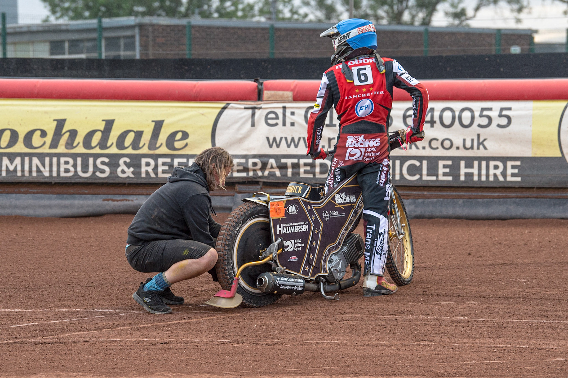 MANCHESTER, UK. JUN 13TH Norick Blödorn  receives some last minute adjustments from mechanic and mentor Robbie Kessler during the SGB Premiership match between Belle Vue Aces and Wolverhampton  Wolves at the National Speedway Stadium, Manchester on Monday 13th June 2022. (Credit: Ian Charles | MI News)