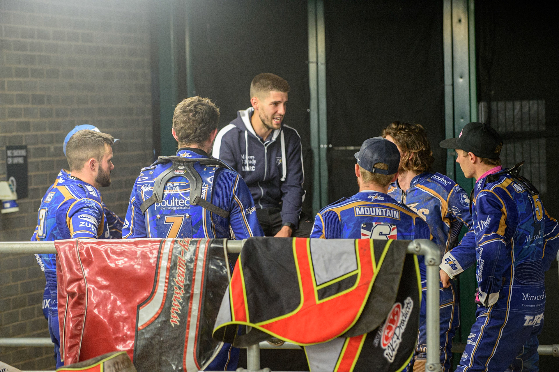MANCHESTER, UK. AUGUST 23RD    King’s Lynn Minors &amp; Brady Stars  manager Alex Brady  has a team meeting in the pits during the SGB Premiership match between Belle Vue Aces and King's Lynn Stars at the National Speedway Stadium, Manchester on Monday 23rd August 2021. (Credit: Ian Charles | MI News)