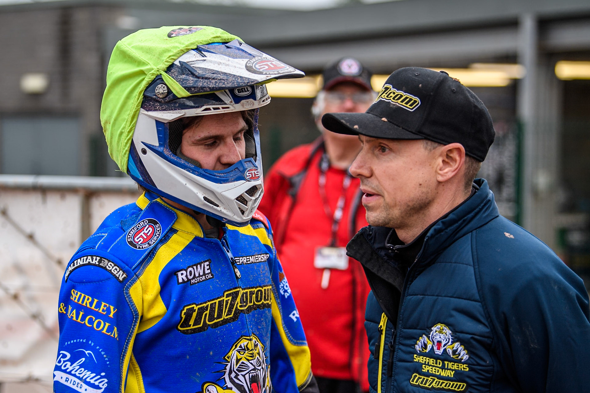 Leon Flint of Sheffield Tigers (Left)chats with Simon Stead, Team Manager of Sheffield Tigers during the Rowe Motor Oil Premiership match between Belle Vue Aces and Sheffield Tigers at the National Speedway Stadium, Manchester on Monday 5th May 2025. (Photo: Ian Charles | MI News)