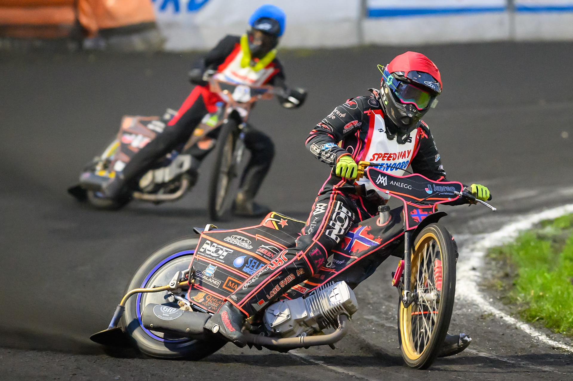Glenn Moi of Norway in Red leading Reserve Bjorn Boersma of The Netherlands  in Blue during the Gouden KENNY Helm at Speedway Veenoord, Veenoord in the Netherlands on Saturday 19th September 2026. (Photo: Ian Charles | MI News)